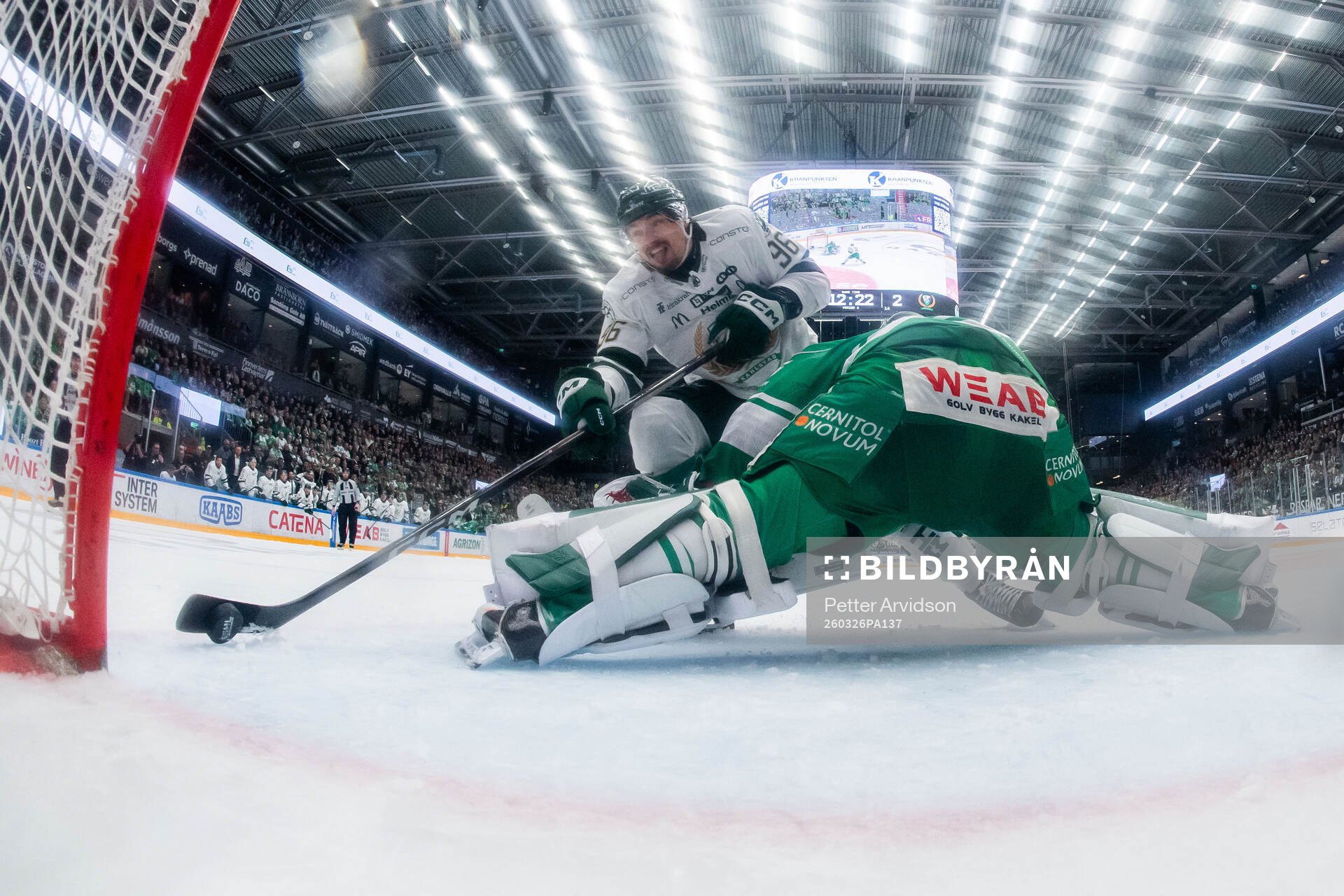Färjestads David Tomasek gör 5-3 på straff mot Rögles