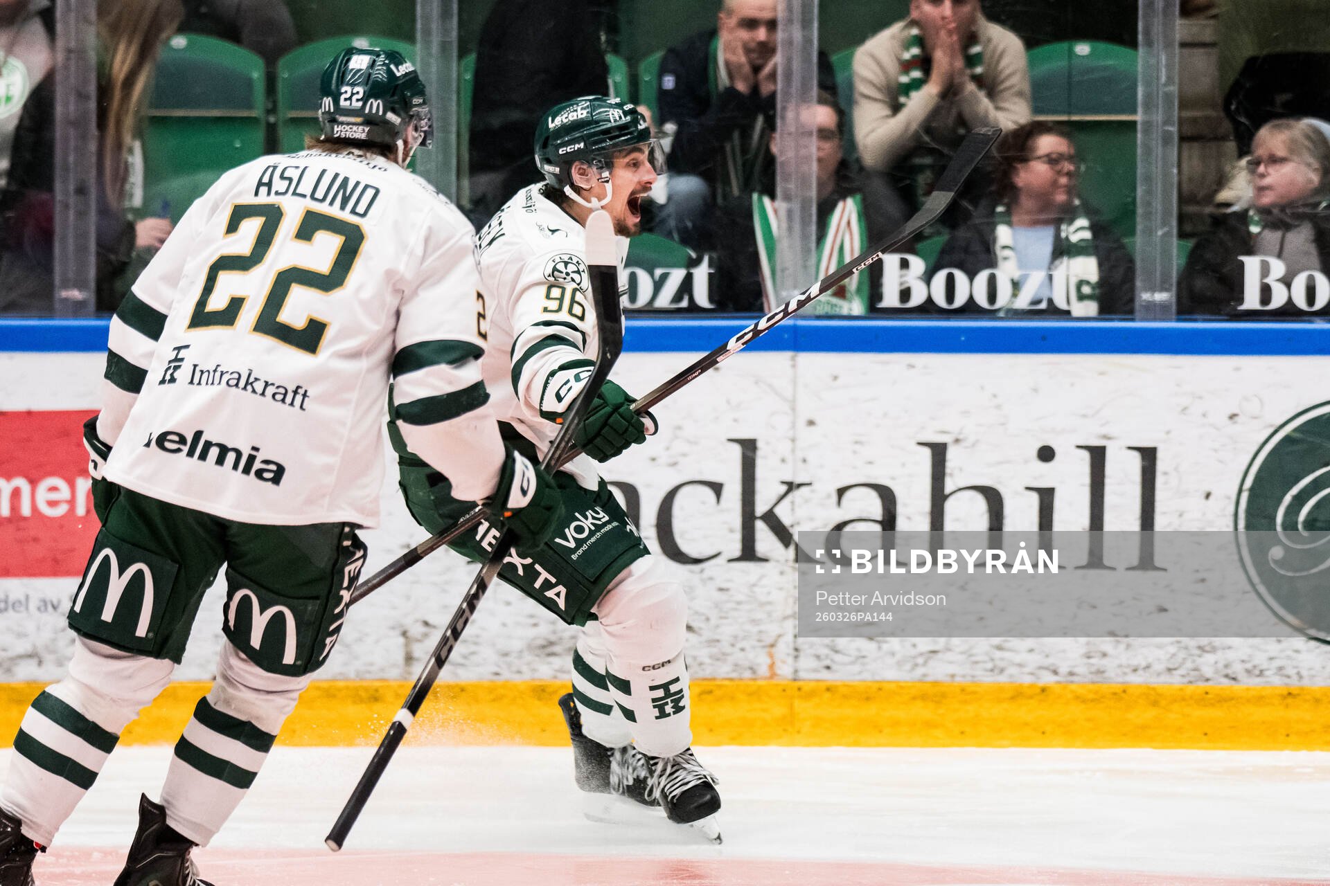 Färjestads David Tomasek jublar