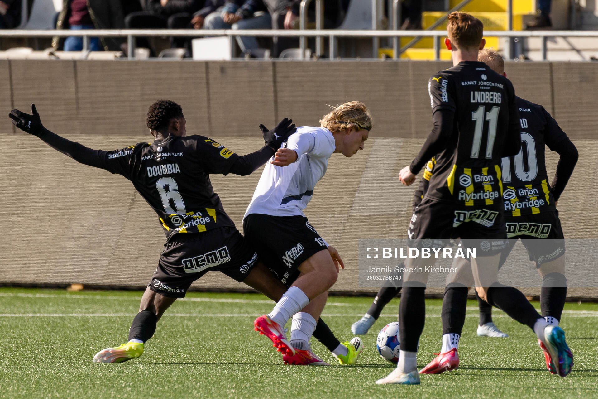 Häckens Abdoulaye Doumbia och Mjällbys Bork Bang Kittilsen
