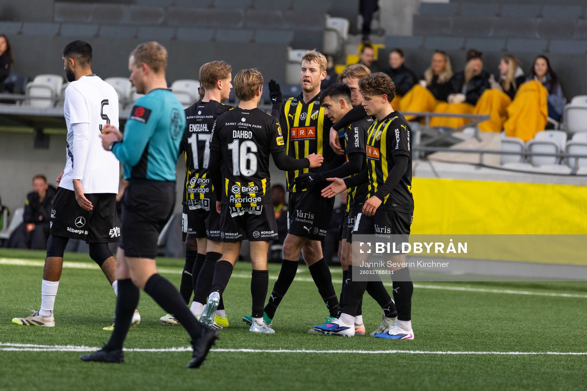 Häckens spelare jublar