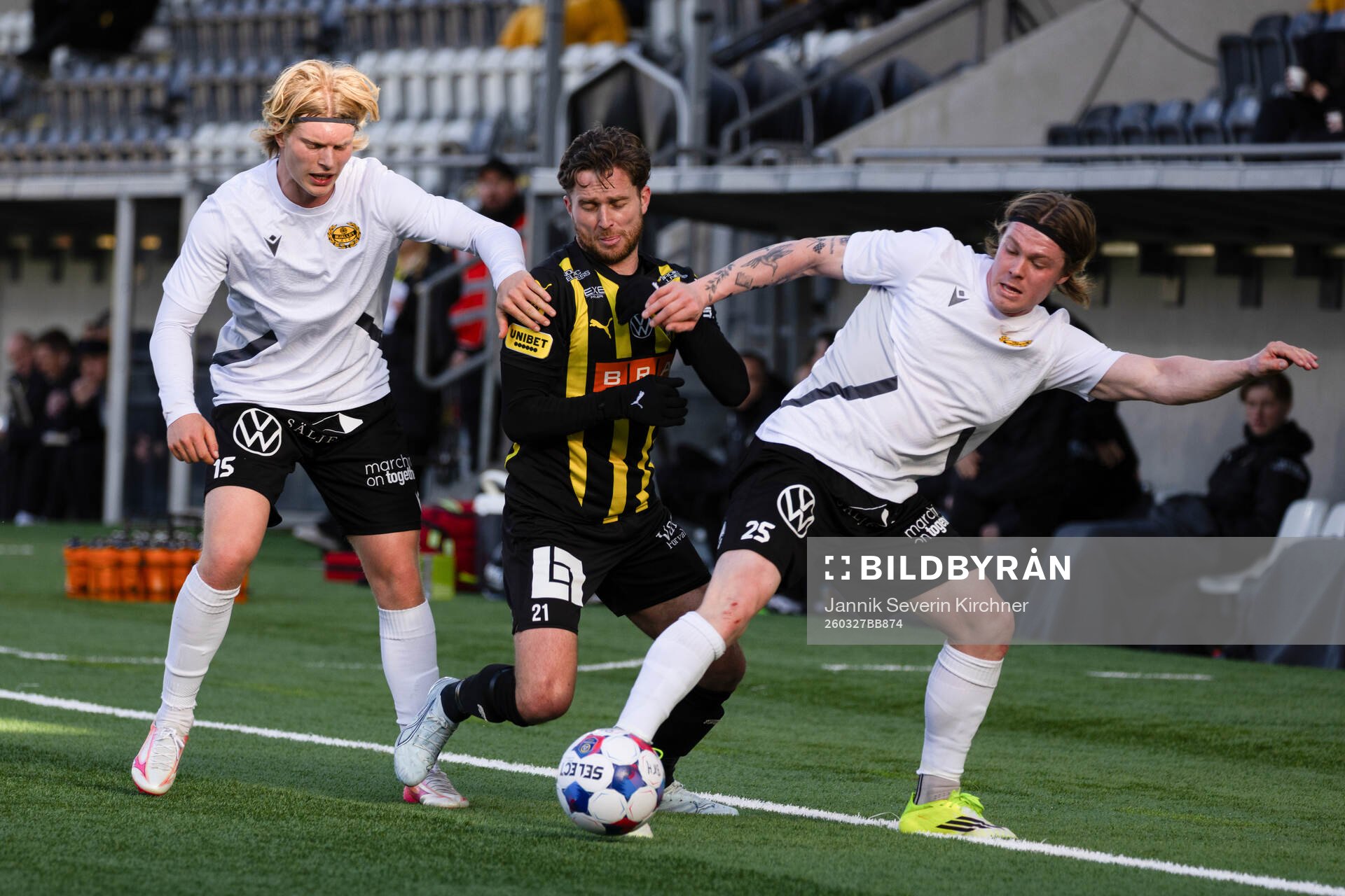 Häckens Adam Lundkvist i en kamp mot Mjällbys Bork Bang
