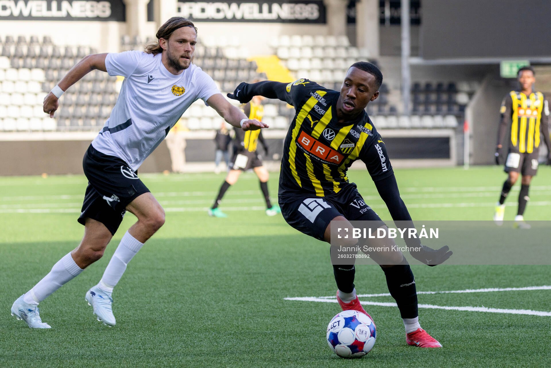 Mjällbys Tom Pettersson och Häckens Sanders Ngabo