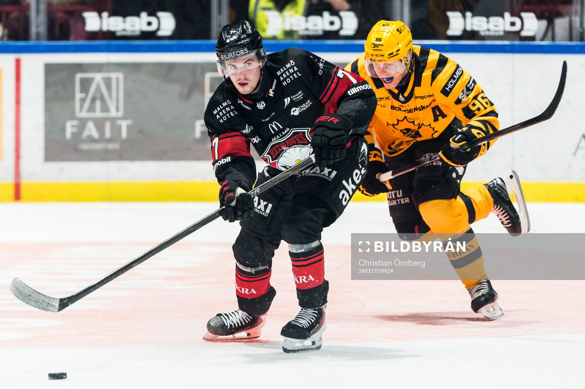 Malmö Redhawks Topi Niemelä och Skellefteås Rickard Hugg