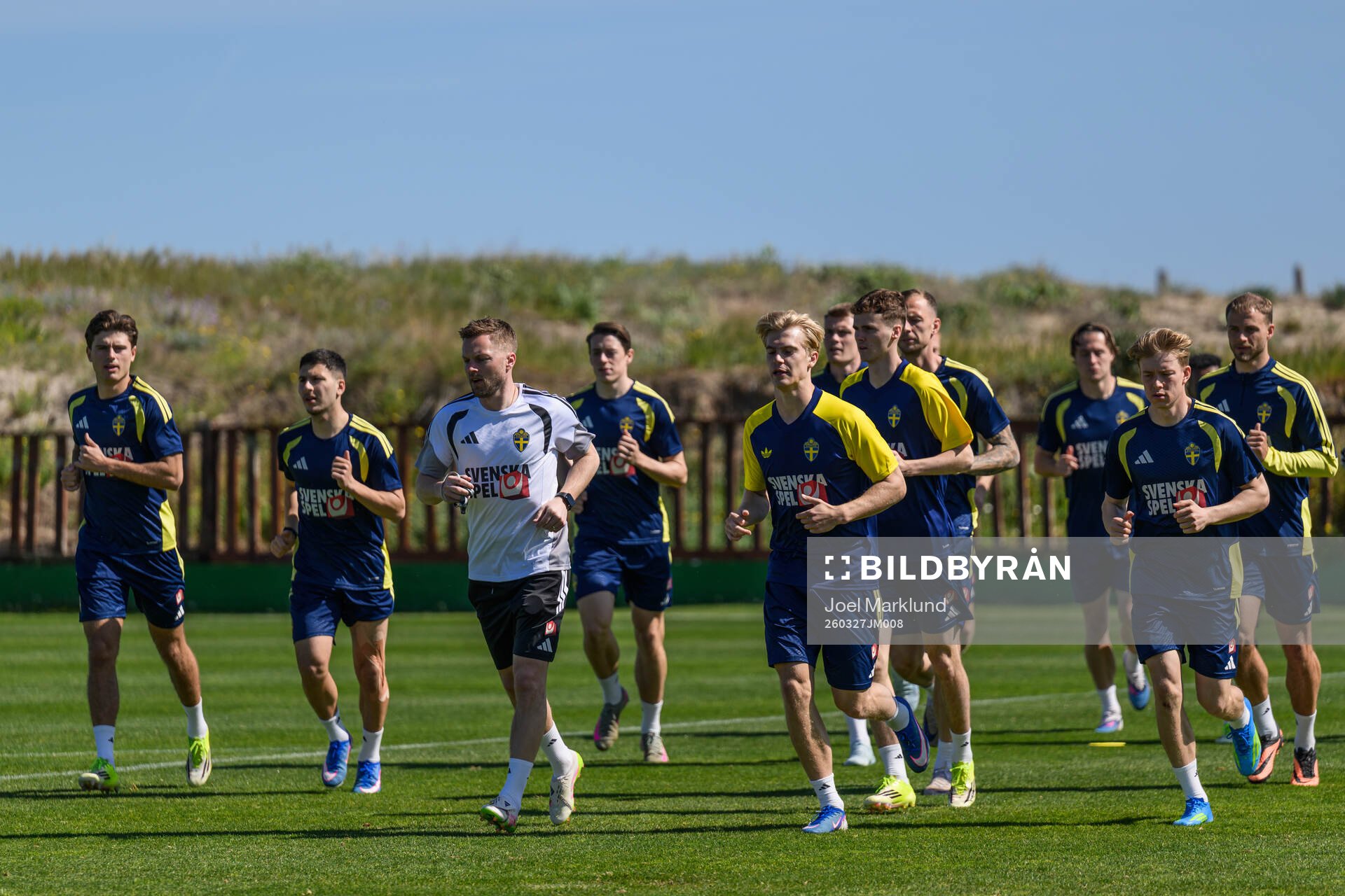 Assistant coach Sebastian Larsson, Lucas Bergvall and