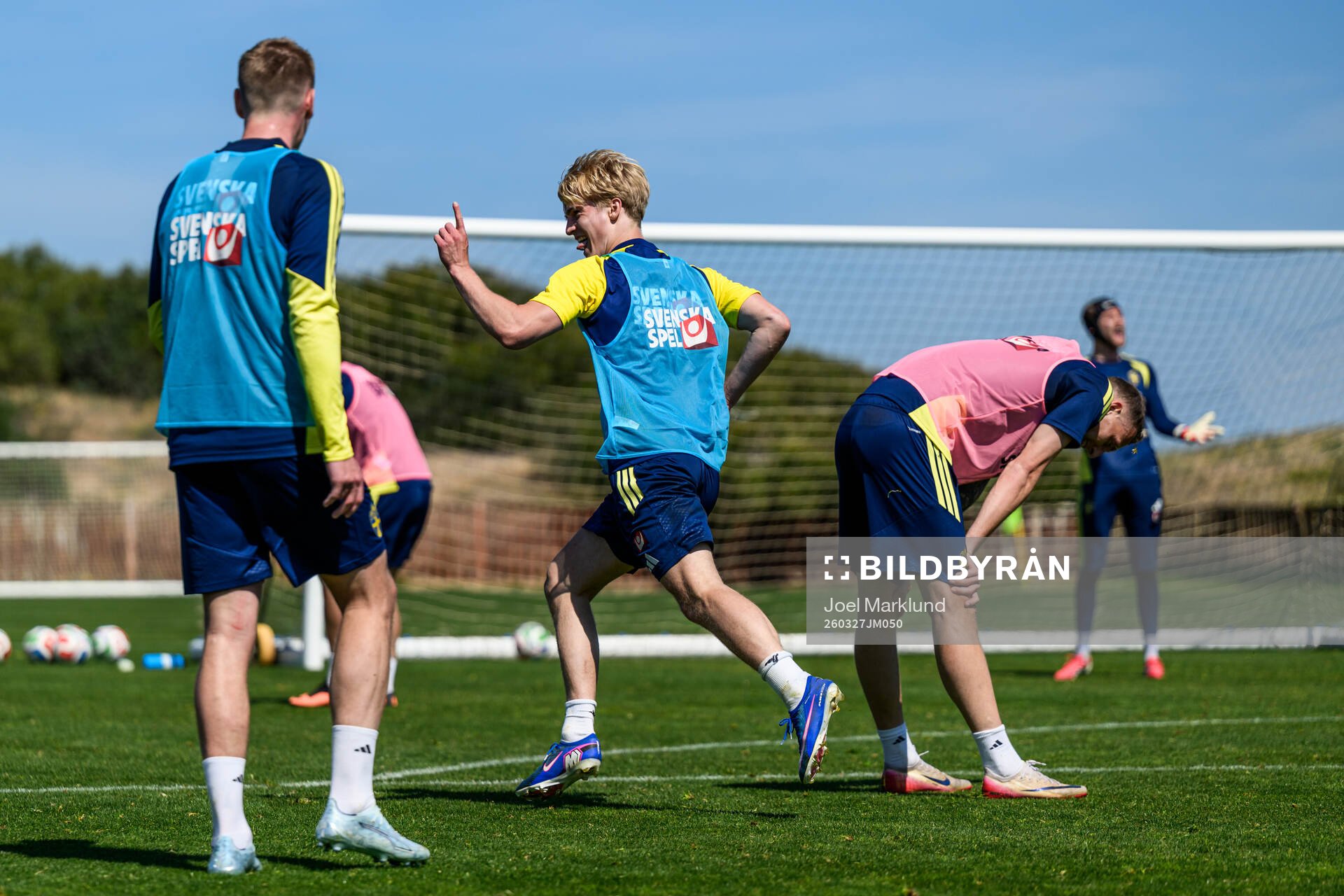 Lucas Bergvall celebrates and Gustaf Nilsson looks dejected