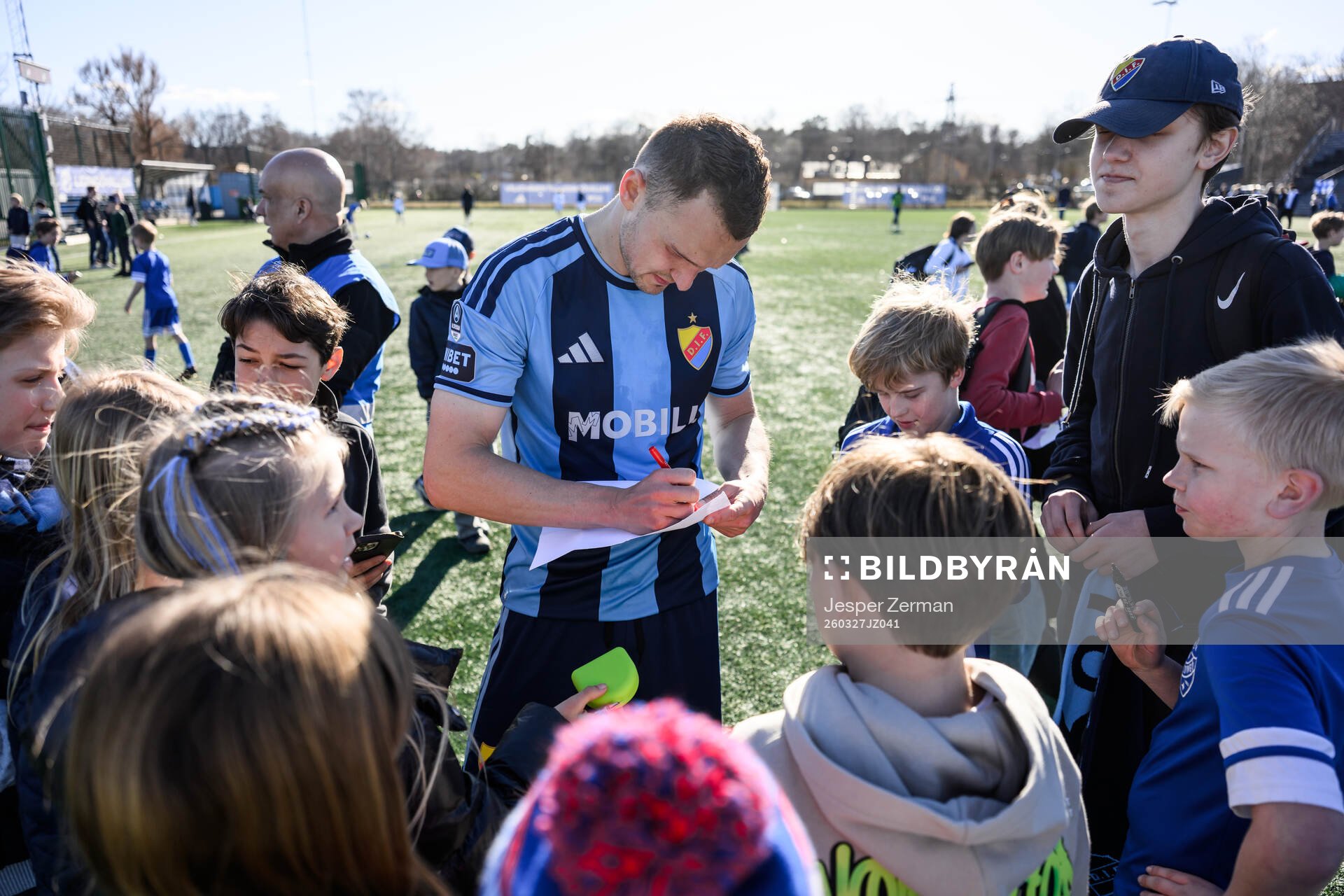 Djurgårdens Piotr Johansson skriver autografer