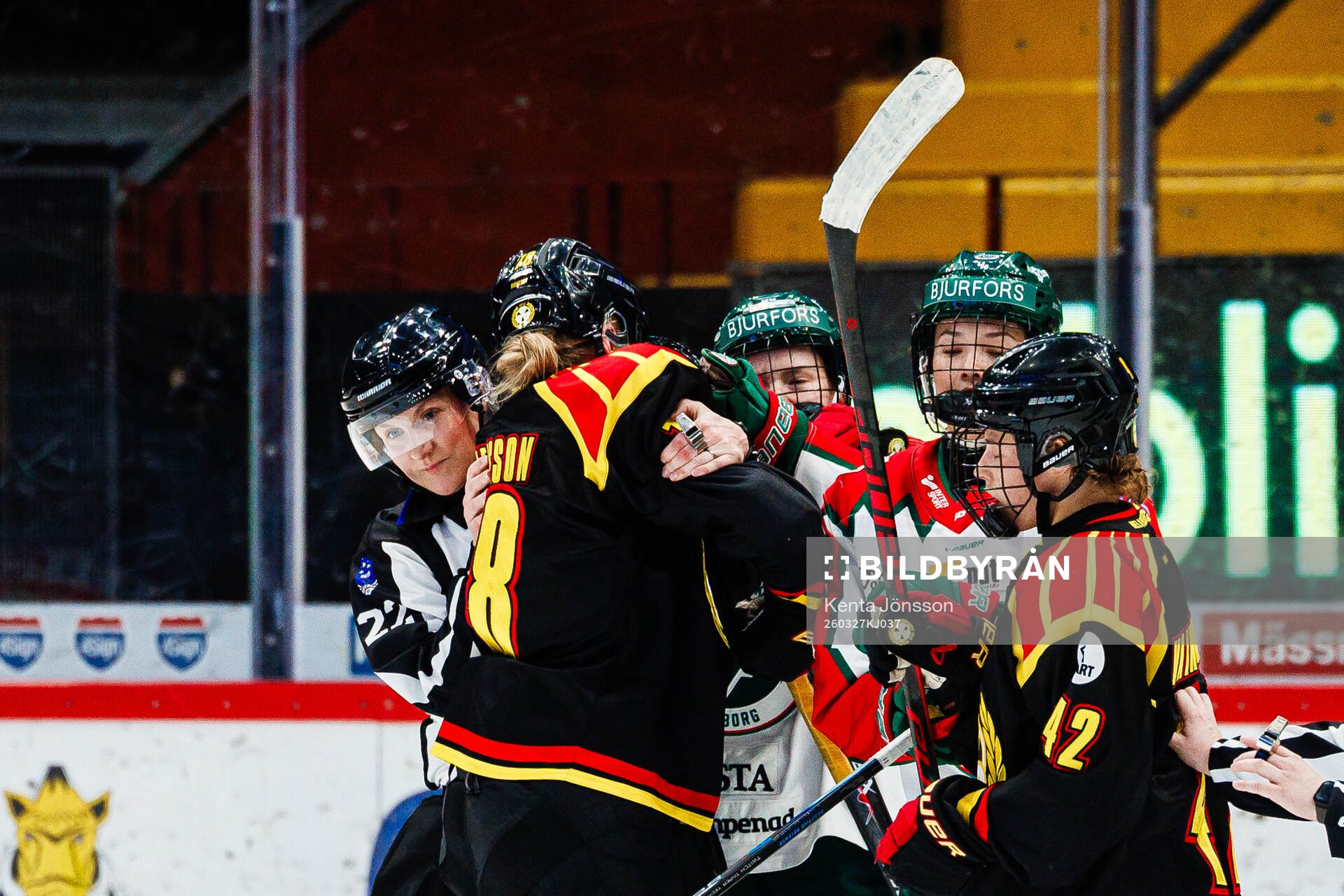 Brynäs Elin Svensson och Frölundas Nellie Svensson