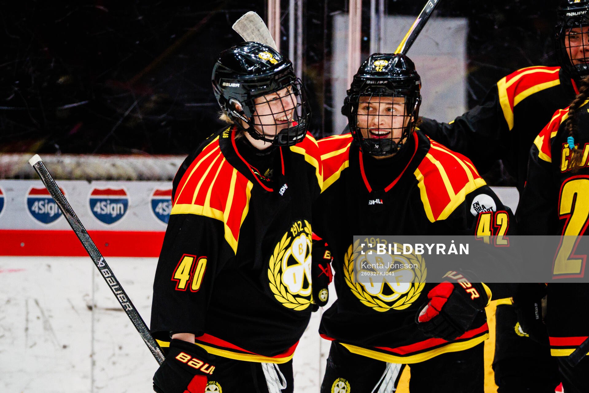 Brynäs Noora Tulus och Viivi Vainikka jublar
