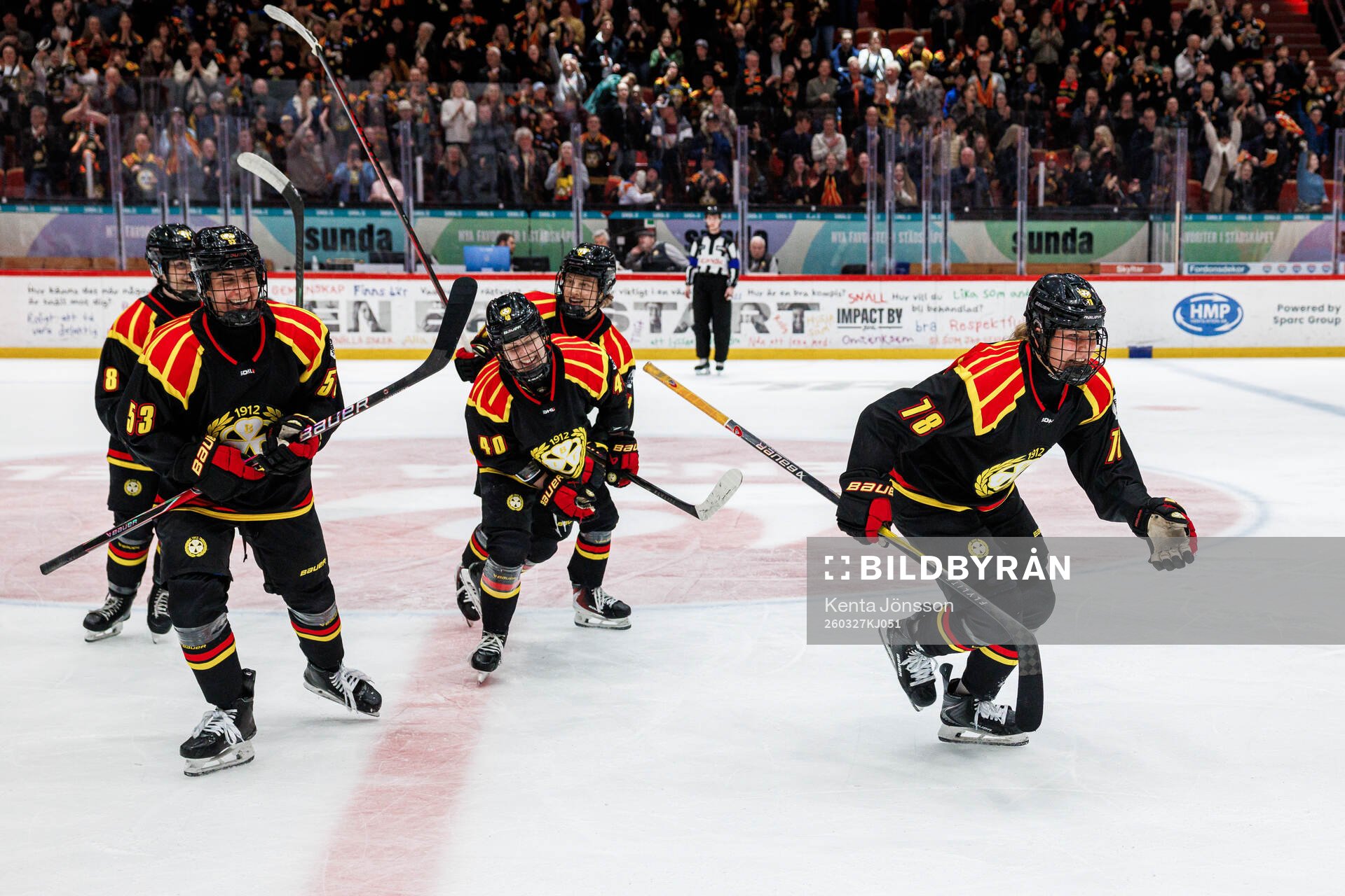 Brynäs spelare jublar med Elin Svensson