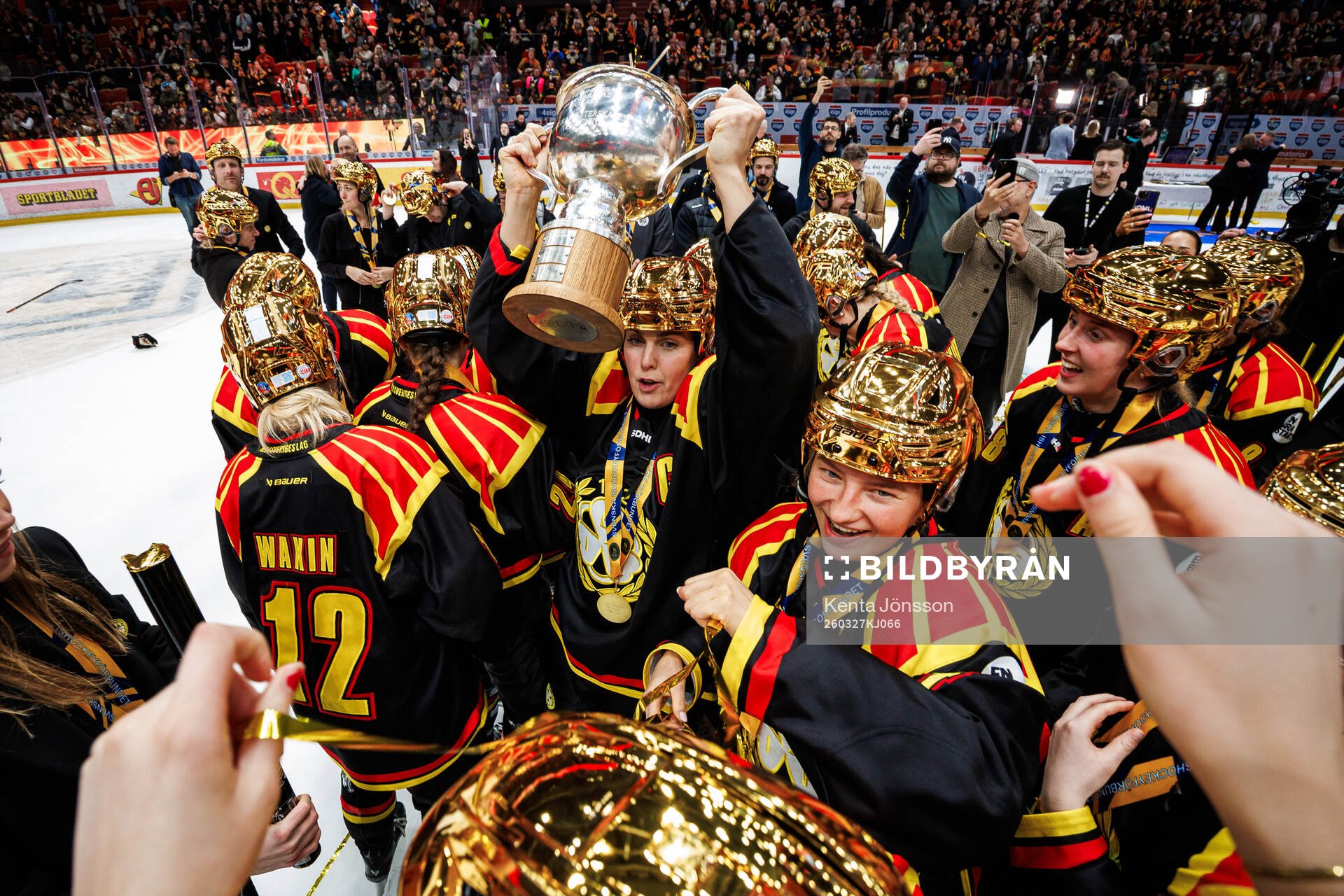 Brynäs spelare jublar med pokalen