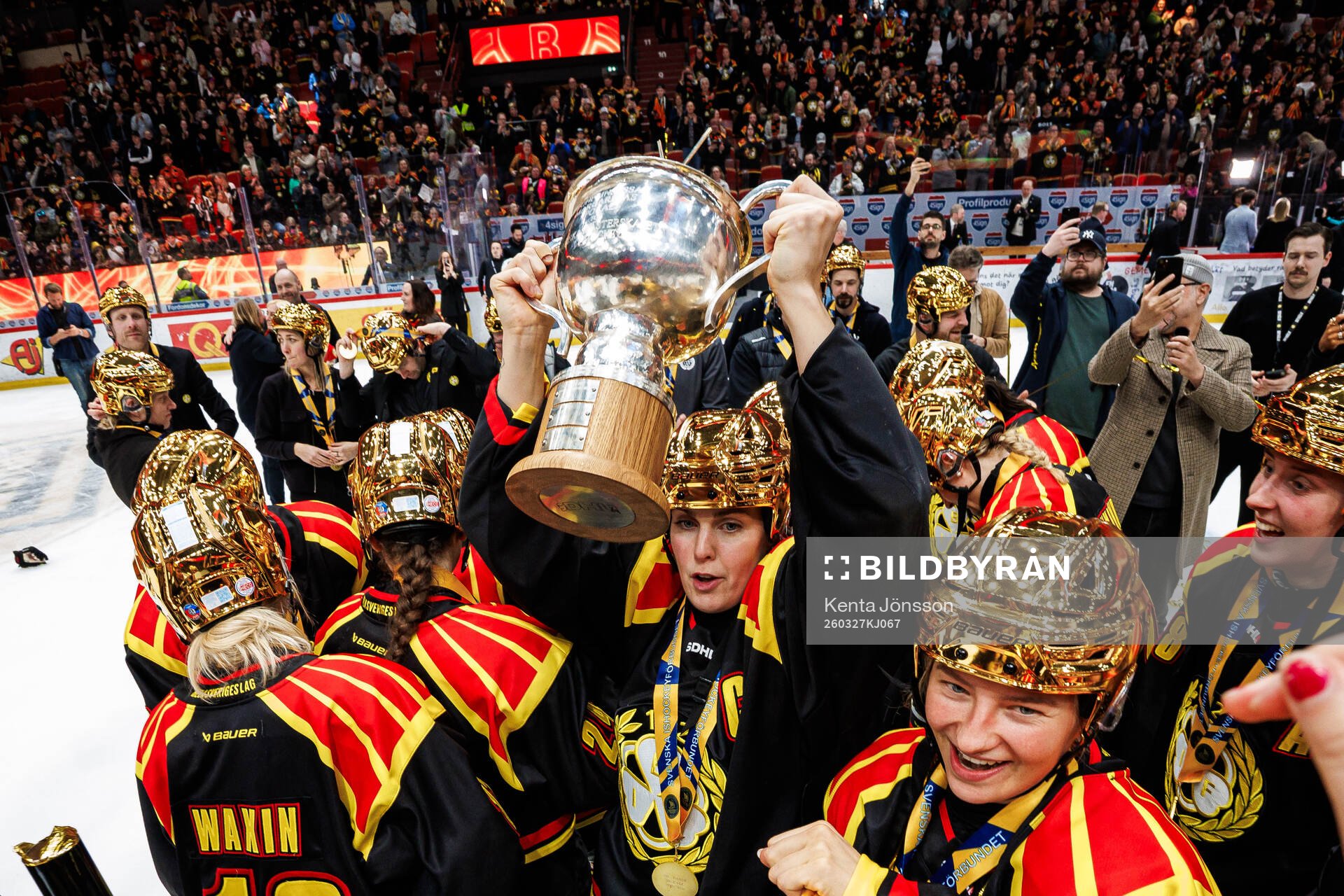 Brynäs spelare jublar med pokalen