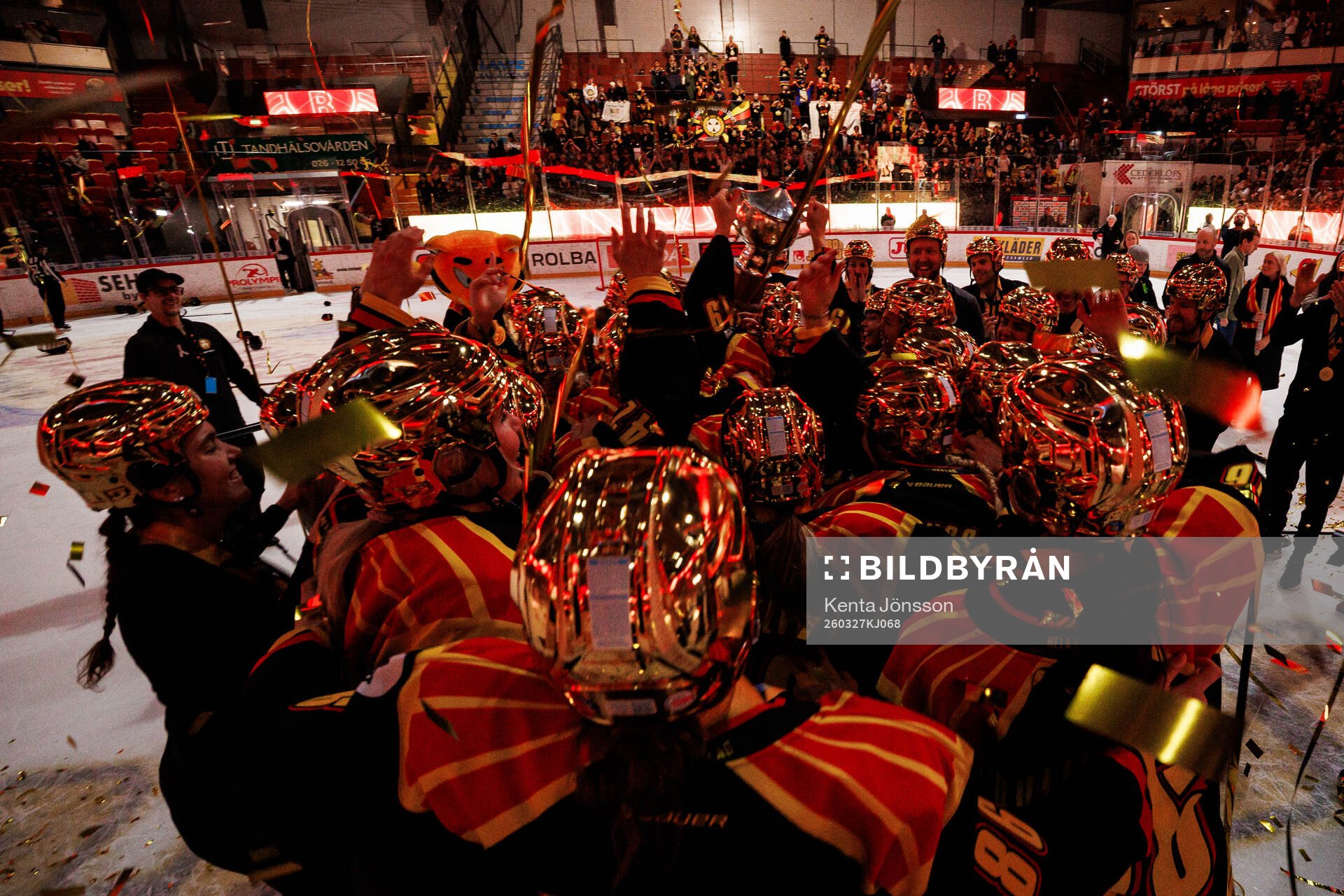 Brynäs spelare jublar med pokalen
