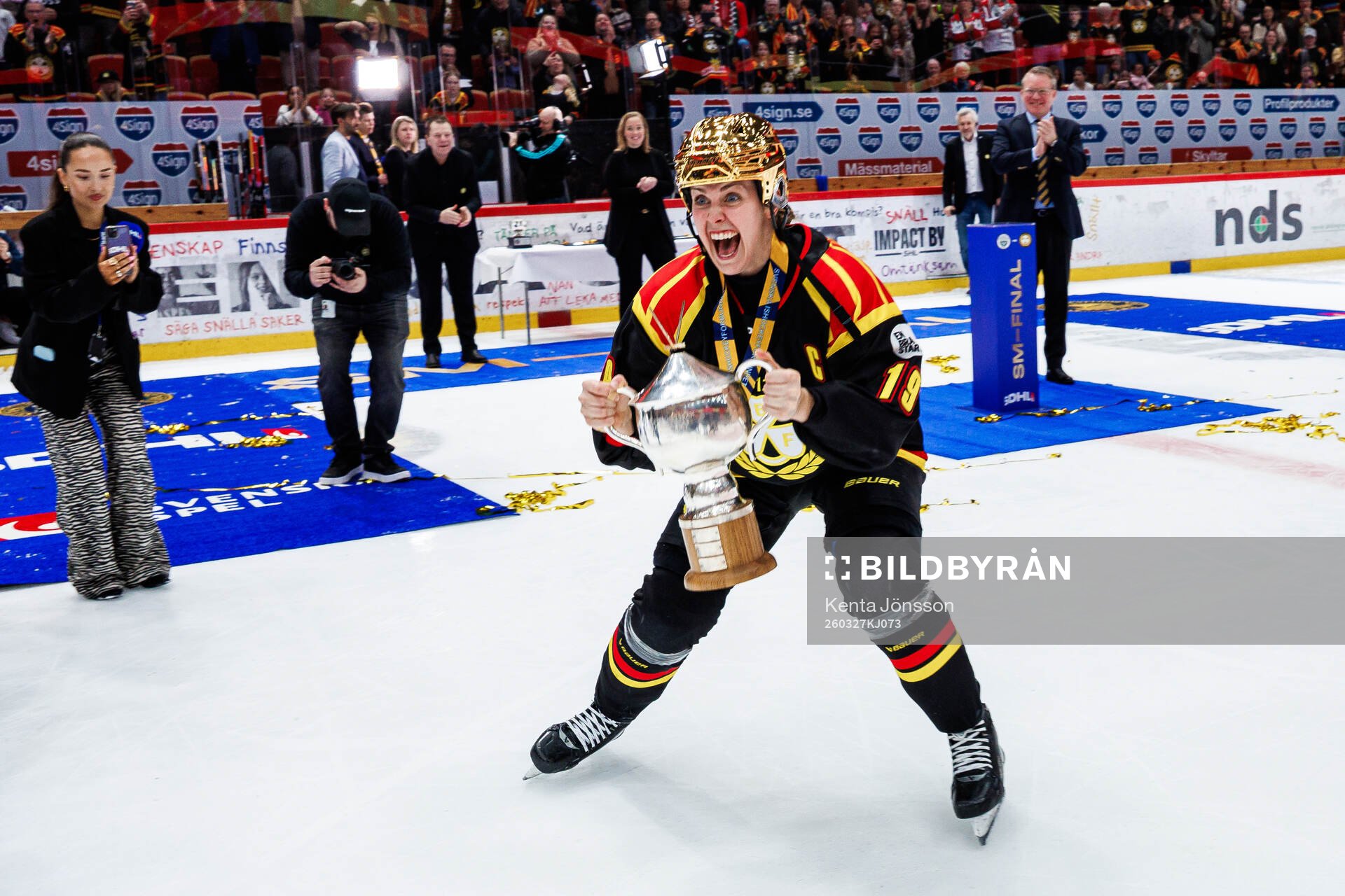 Brynäs Julia Östlund jublar med pokalen