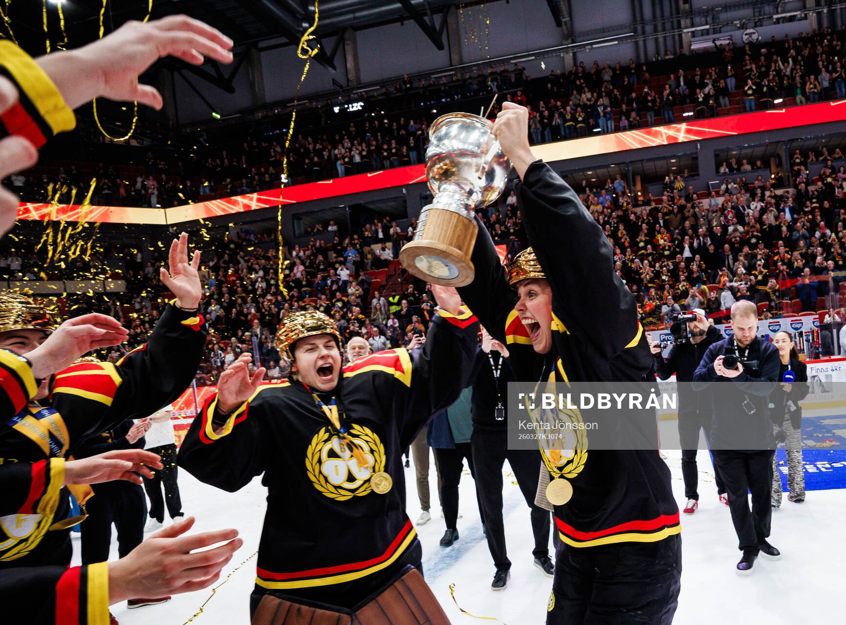 Brynäs Julia Östlund jublar med pokalen