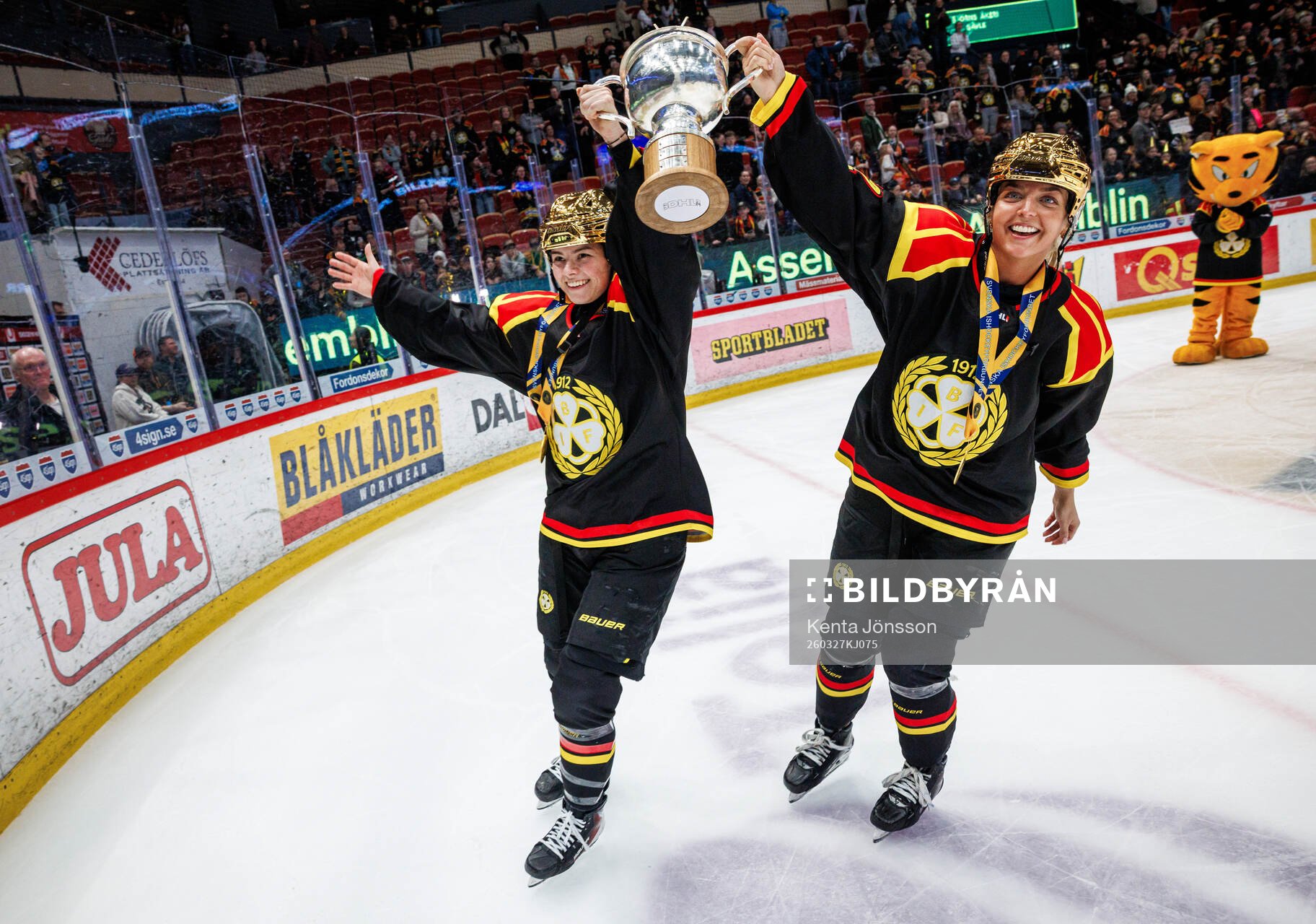 Brynäs Mina Waxin och Sara Cajanova jublar med pokalen