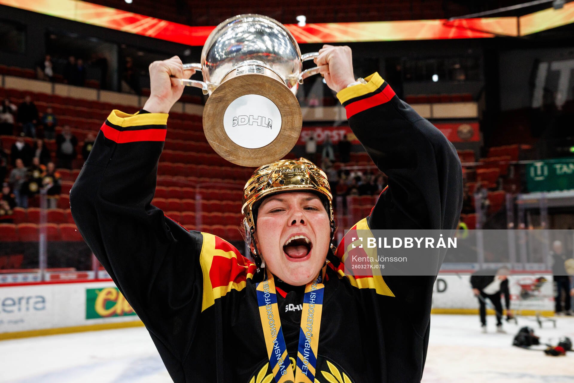 Brynäs Elin Svensson jublar med pokalen