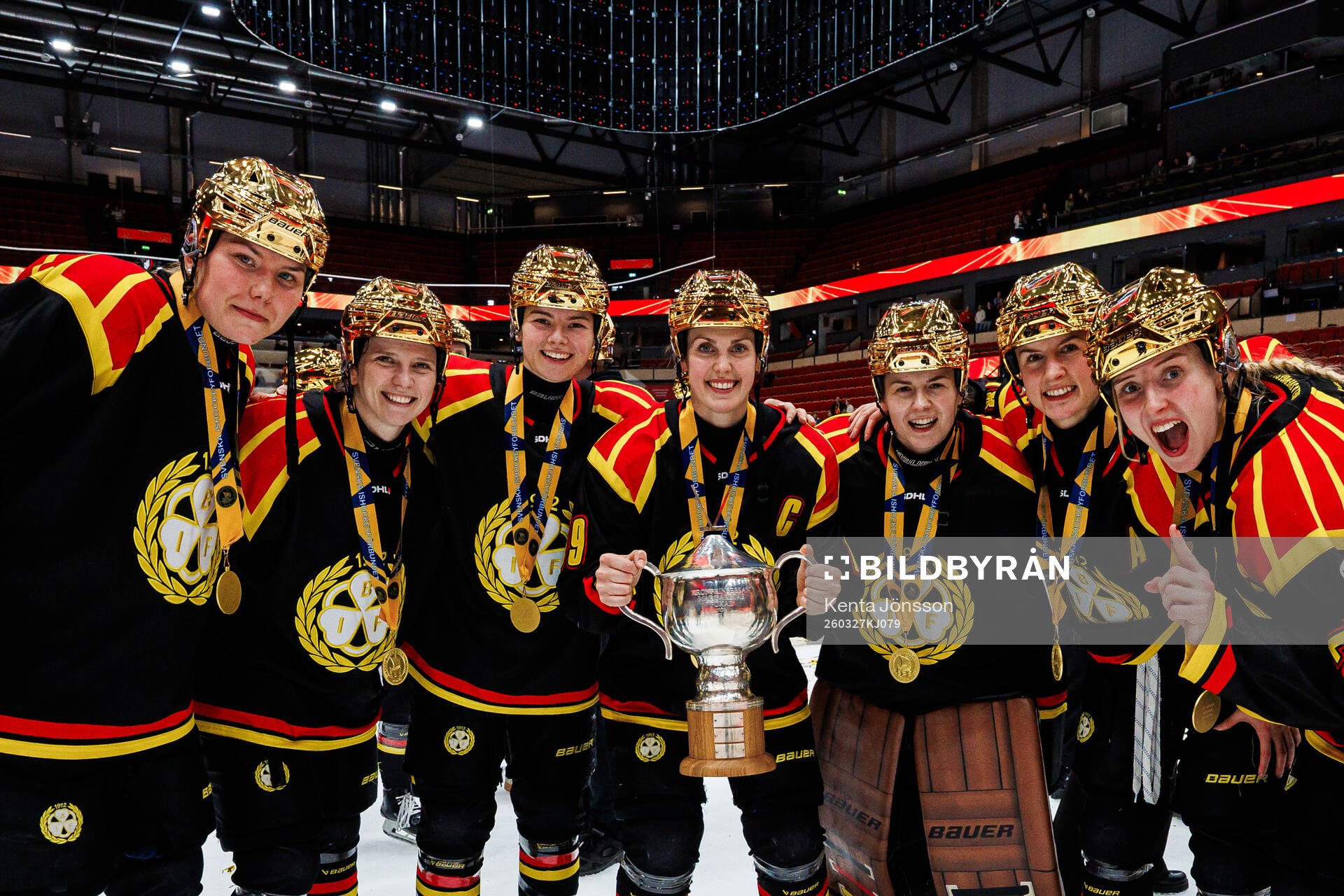 Brynäs Elin Svensson och Julia Östlund jublar med pokalen