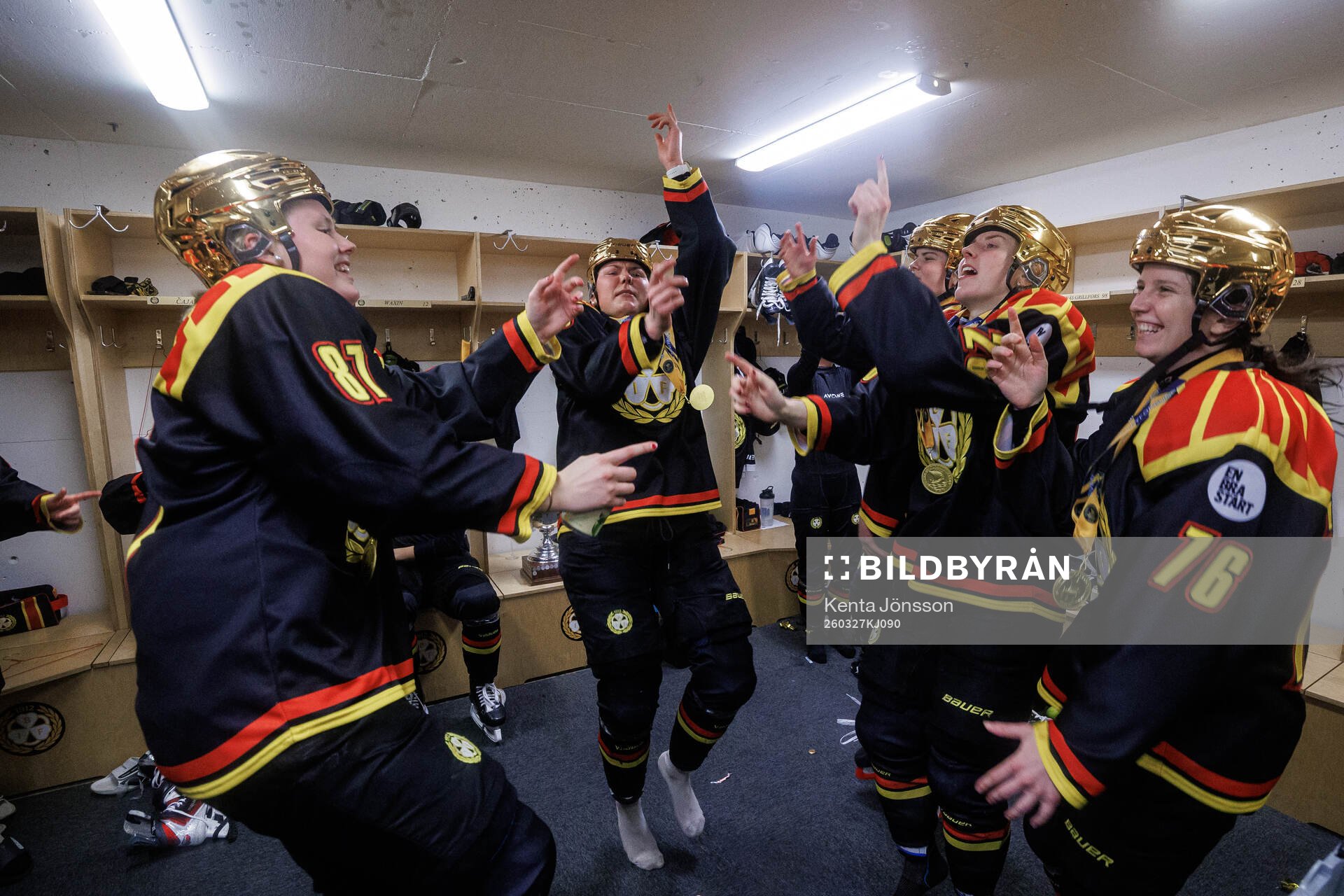 Brynäs Maude Poulin-Labelle och Elin Svensson  jublar