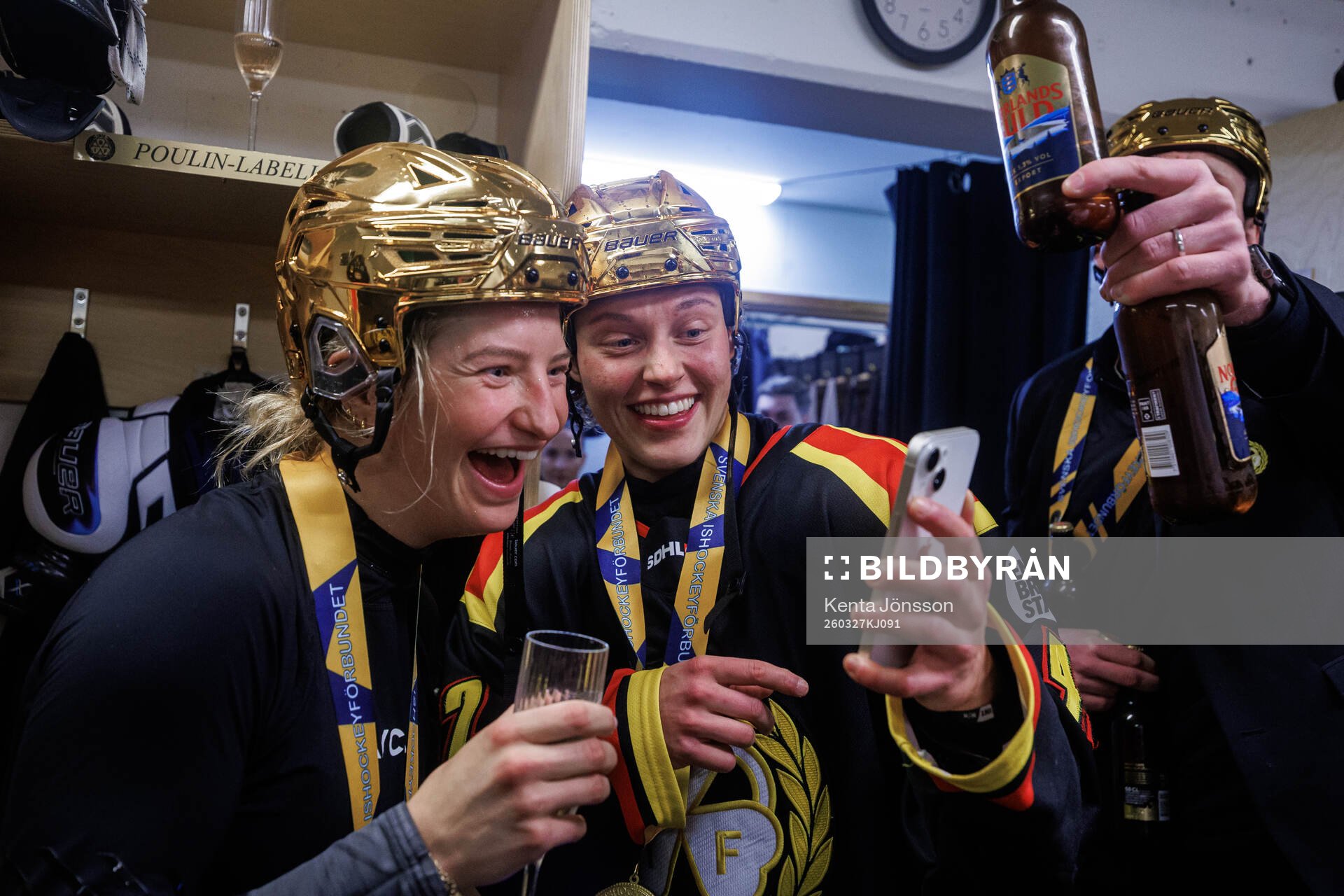 Brynäs Jenniina Nylund och Viivi Vainikka jublar