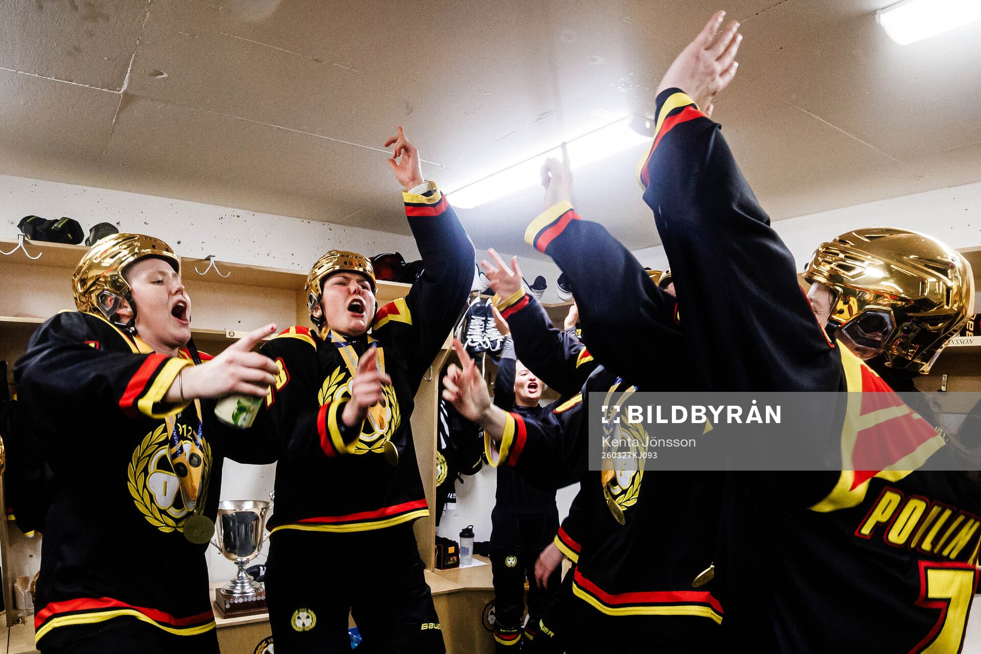 Brynäs Anna Brenkle och Elin Svensson jublar
