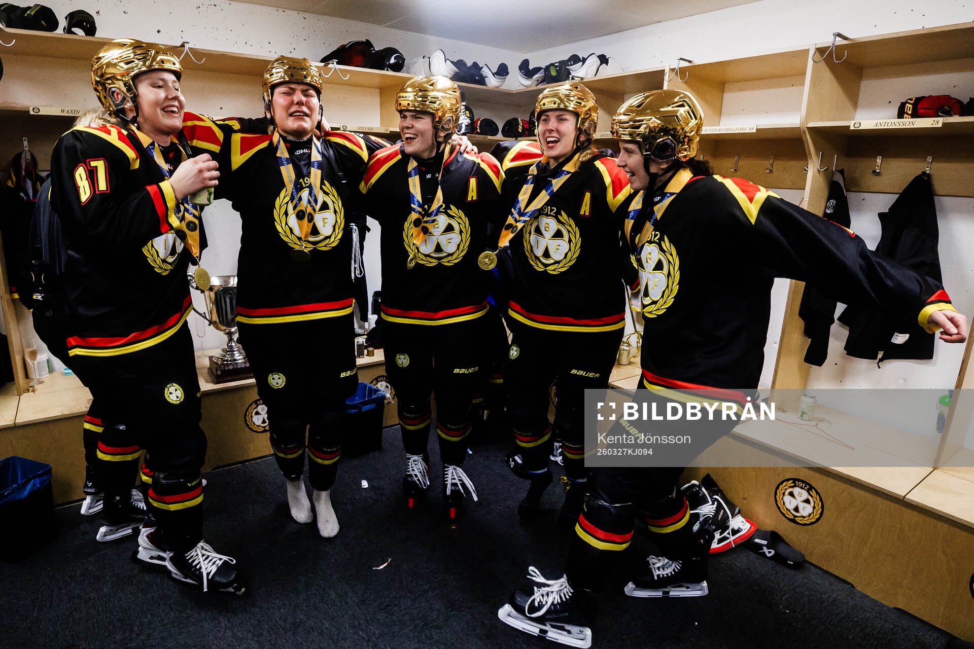 Brynäs Anna Brenkle och Elin Svensson jublar