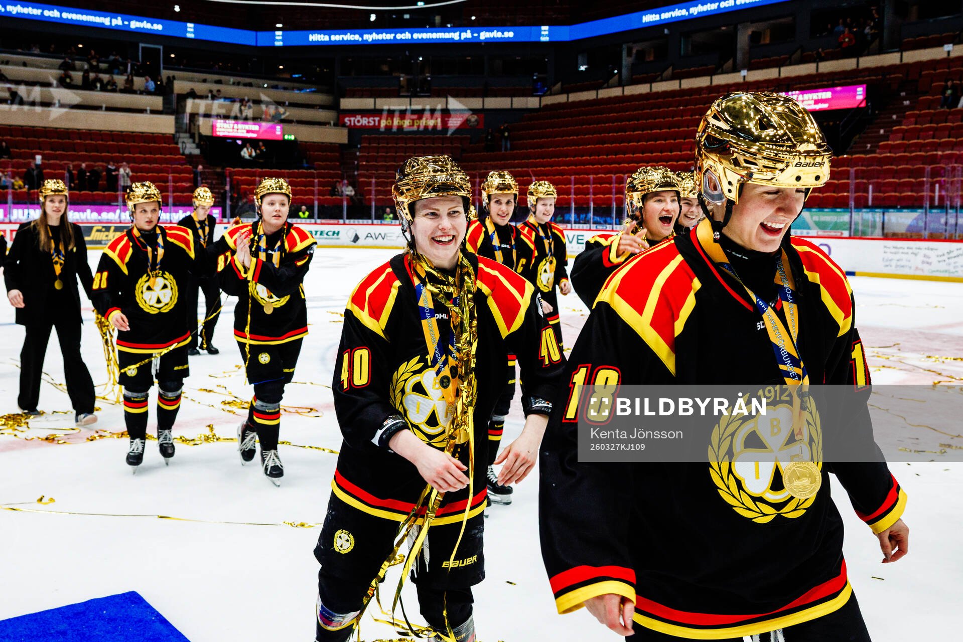 Brynäs Noora Tulus och Jenniina Nylund jublar