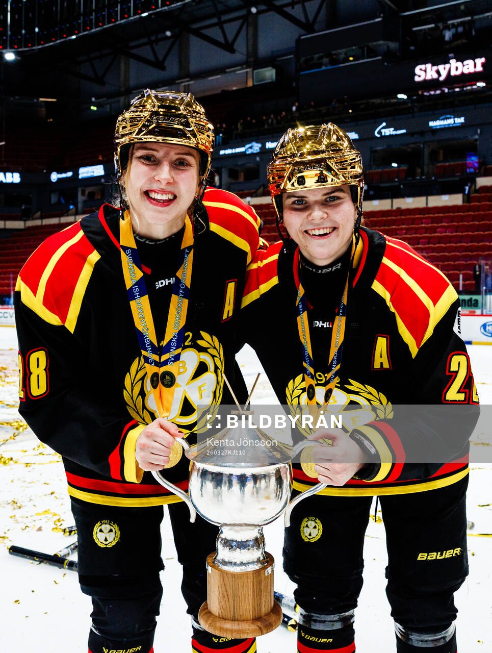 Brynäs Jenny Antonsson och Hanna Thuvik jublar