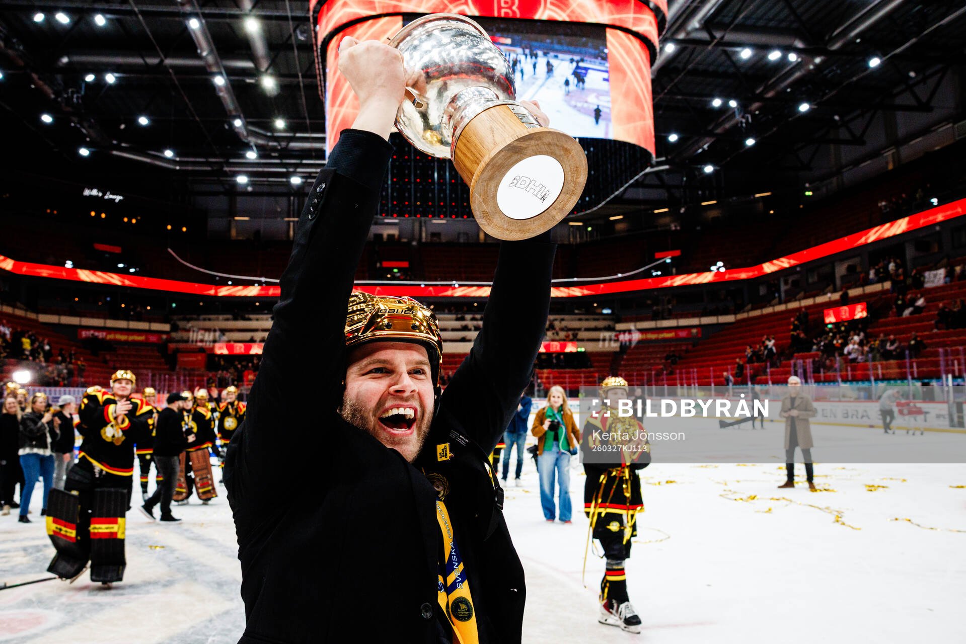 Brynäs tränare Filip Eriksson jublar