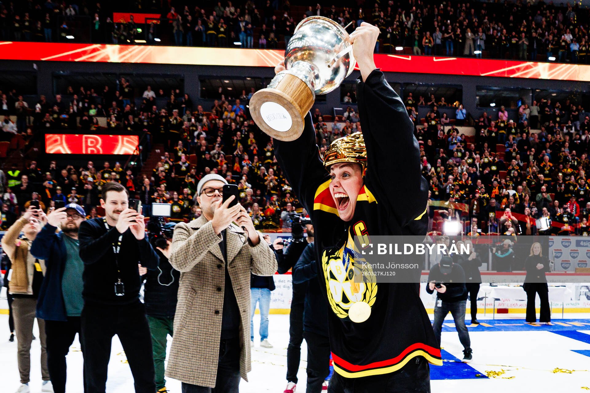 Brynäs Julia Östlund jublar med SM-pokalen