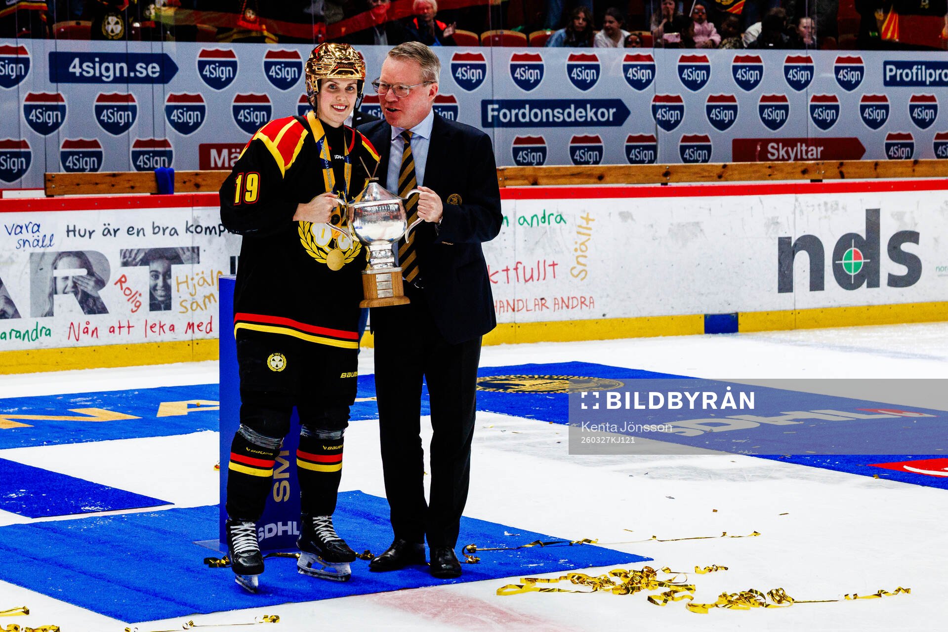 Brynäs Julia Östlund tar emot SM-pokalen