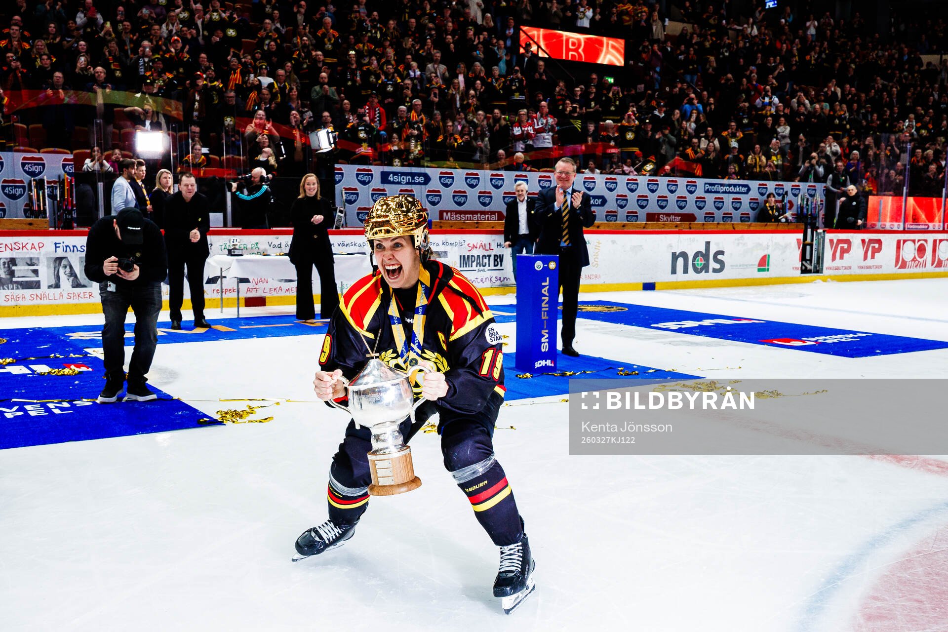 Brynäs Julia Östlund jublar med SM-pokalen