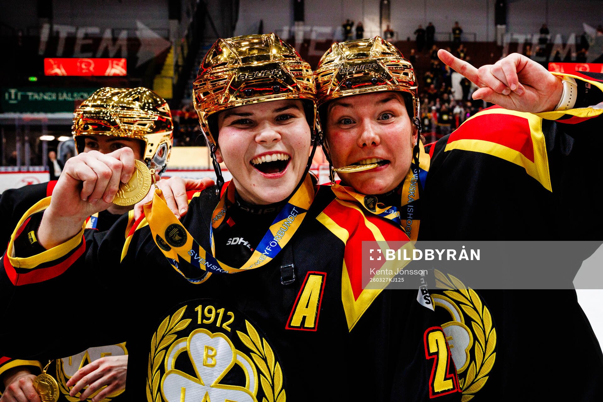 Brynäs Hanna Thuvik och Elin Svensson jublar