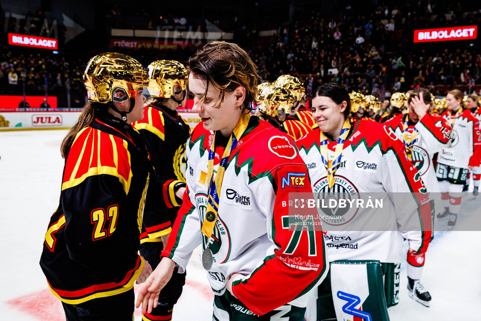 Frölundas Emily Nix deppar och tar Brynäs spelare i hand