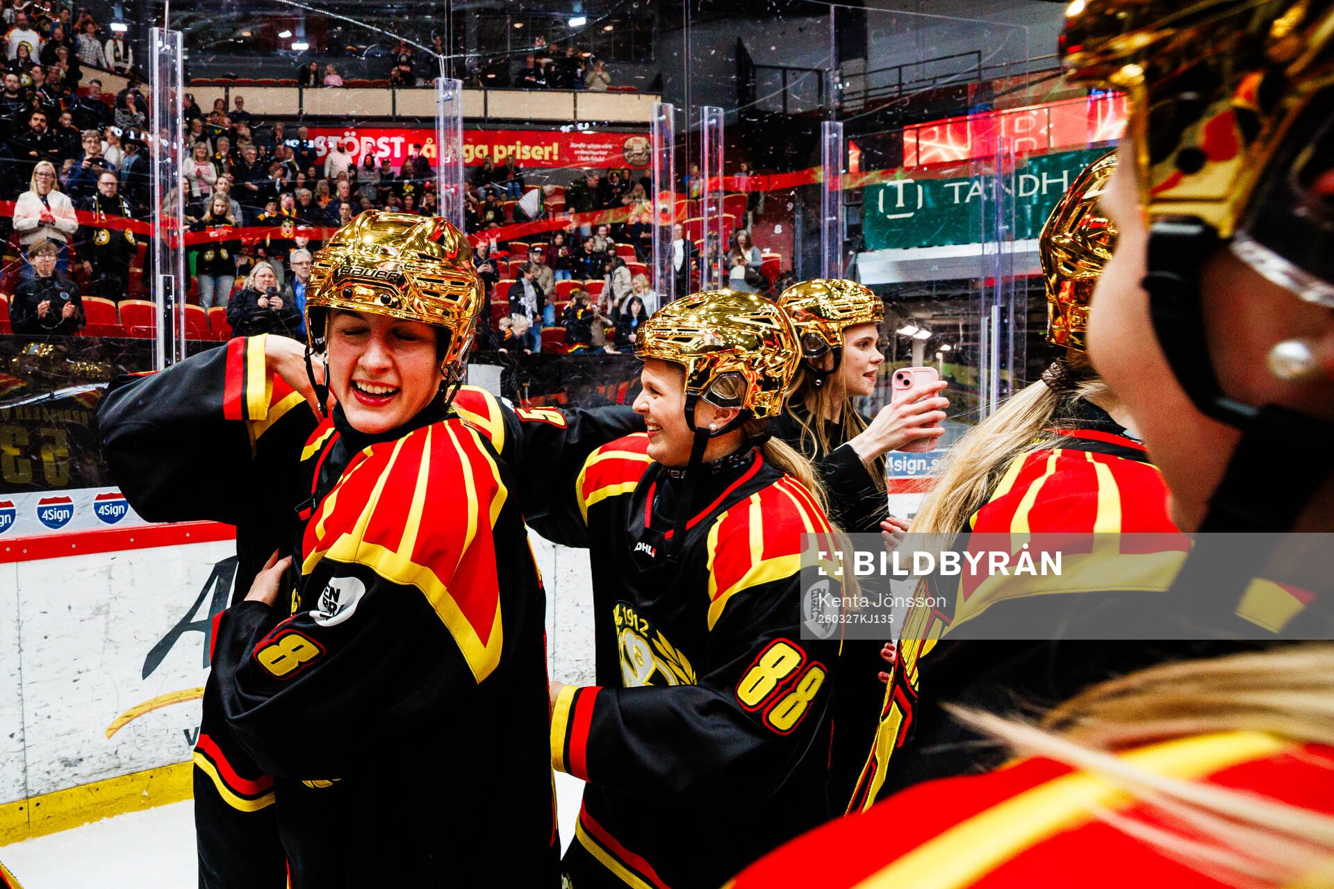 Brynäs Oona Koukkula och Ebba Hesselvall jublar