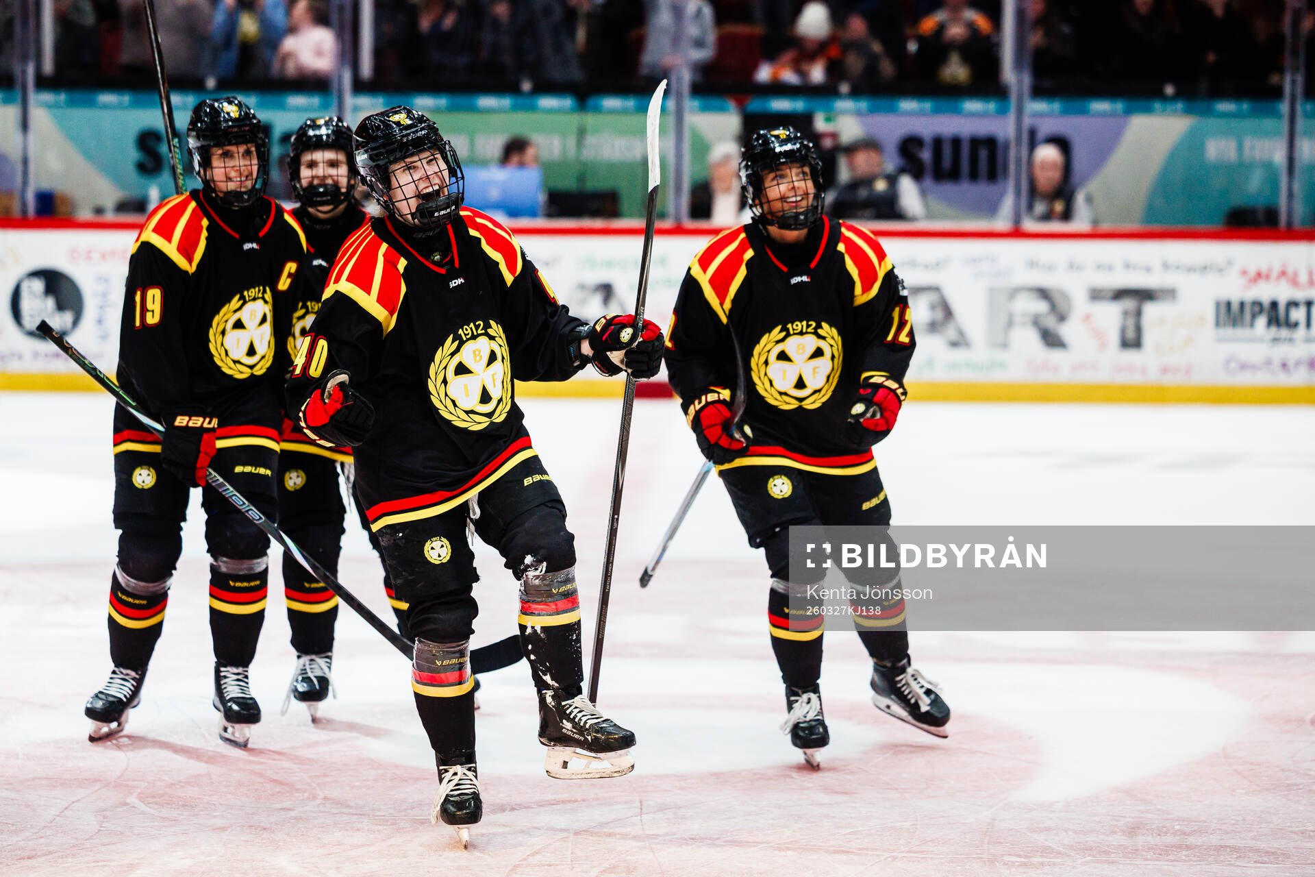 Brynäs Noora Tulus jublar med Julia Östlund och Mina Waxin