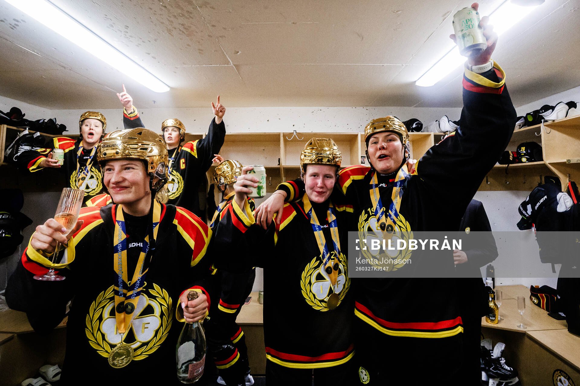 Brynäs Matilda Österman och Elin Svensson jublar