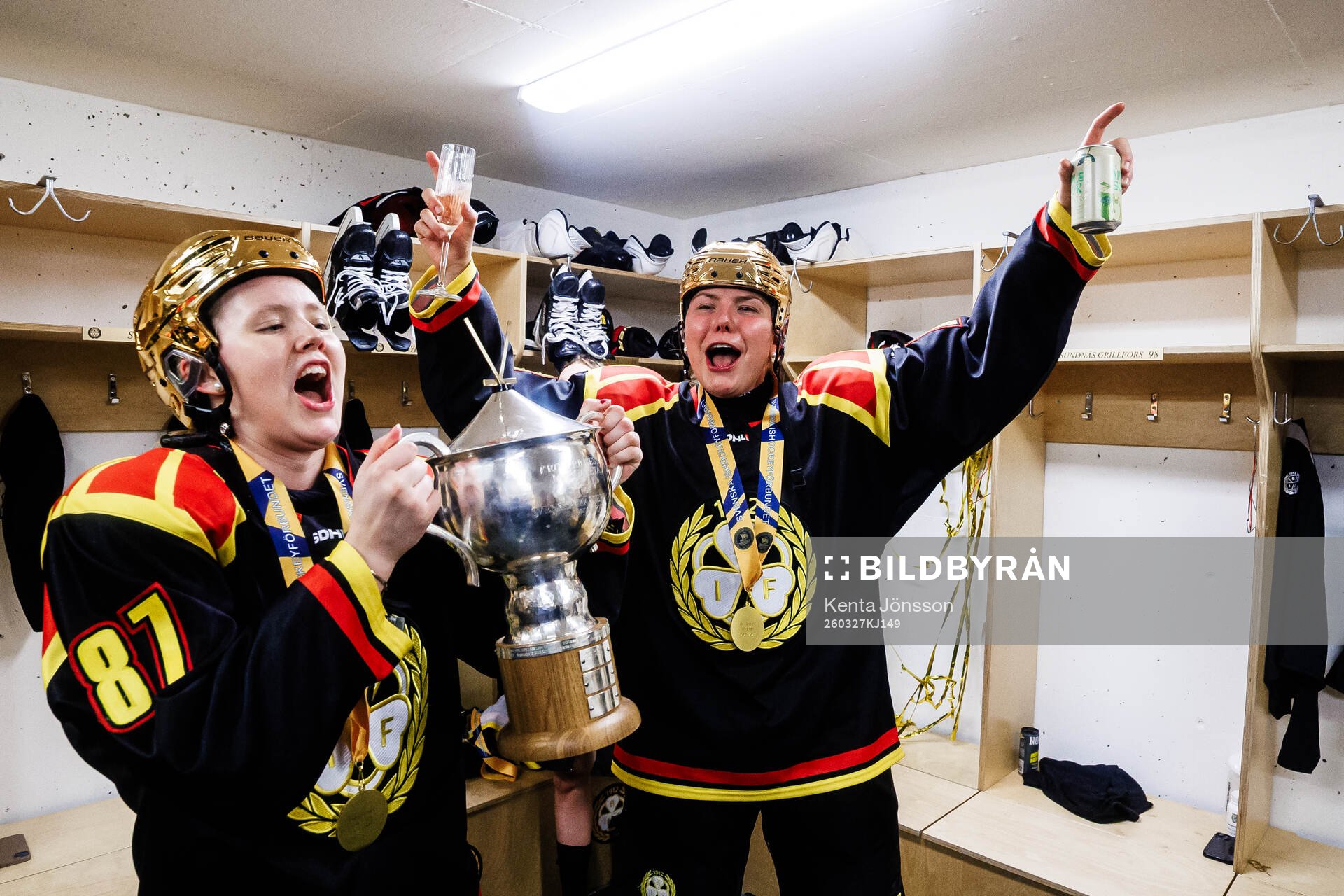 Brynäs Anna Brenkle och Elin Svensson jublar