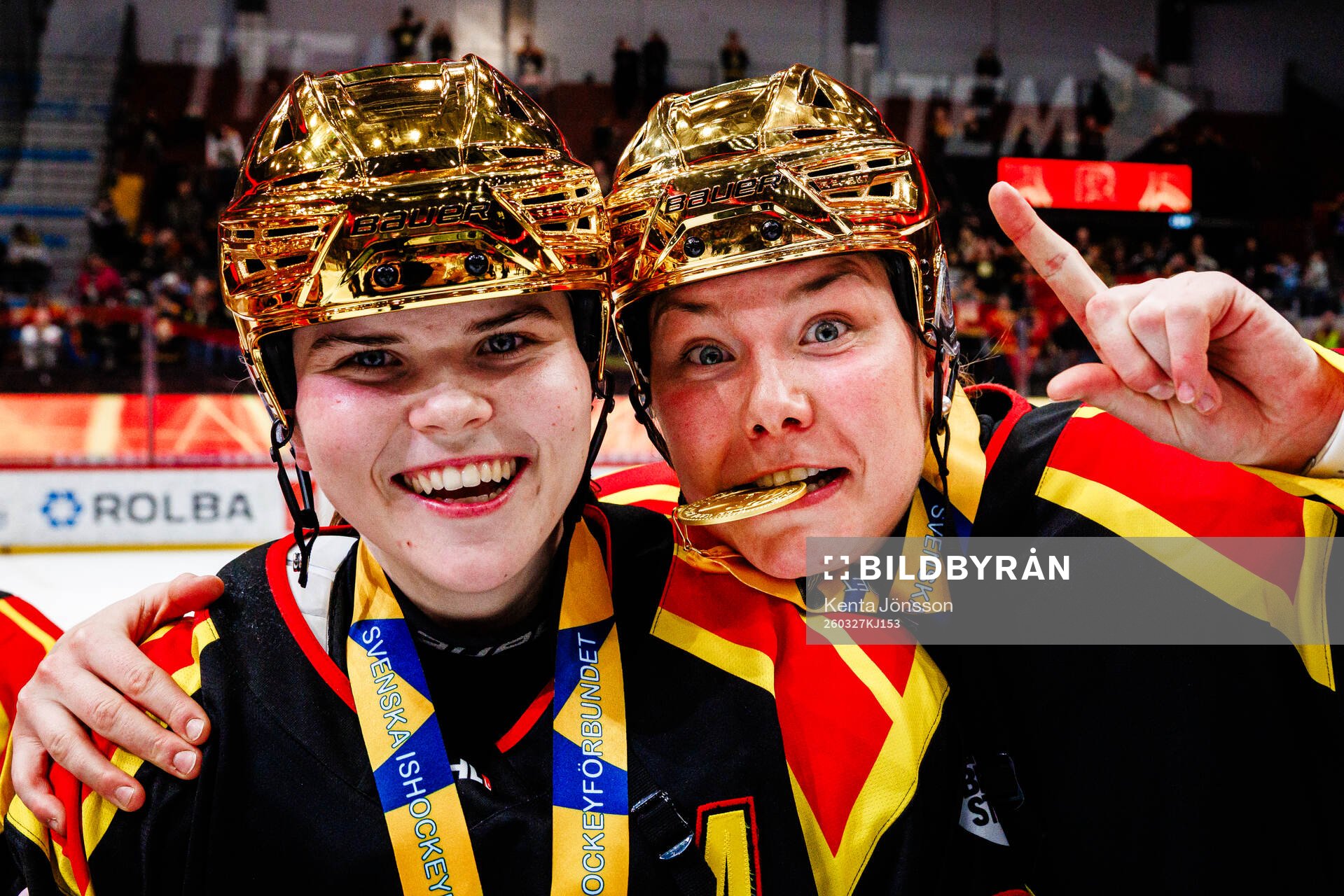 Brynäs Hanna Thuvik och Elin Svensson jublar