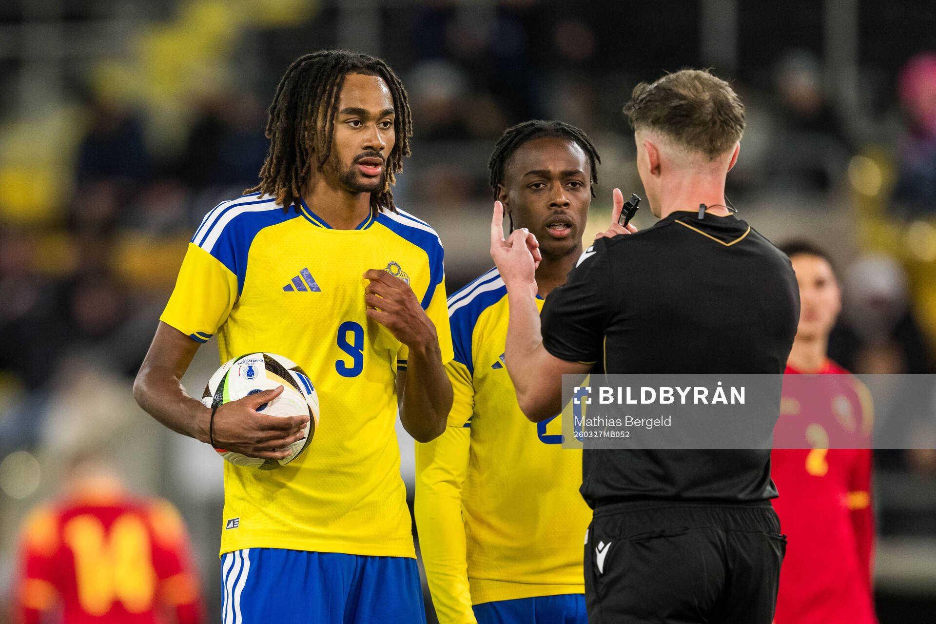 Jonah Kusi-Asare and Richie Omorowa of Sweden and Referee