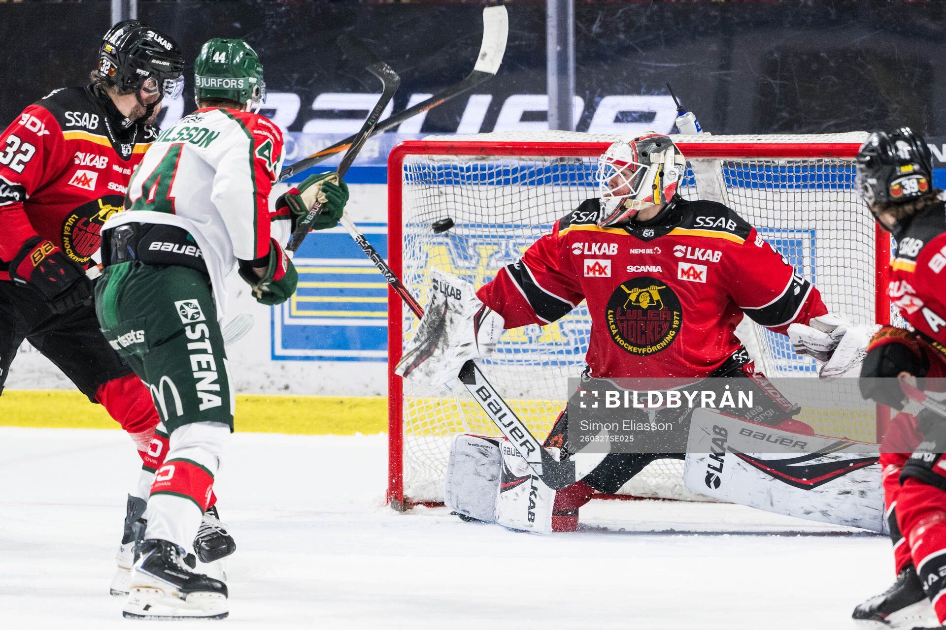 Frölundas Noah Dower Nilsson gör 0-1 bakom Luleås