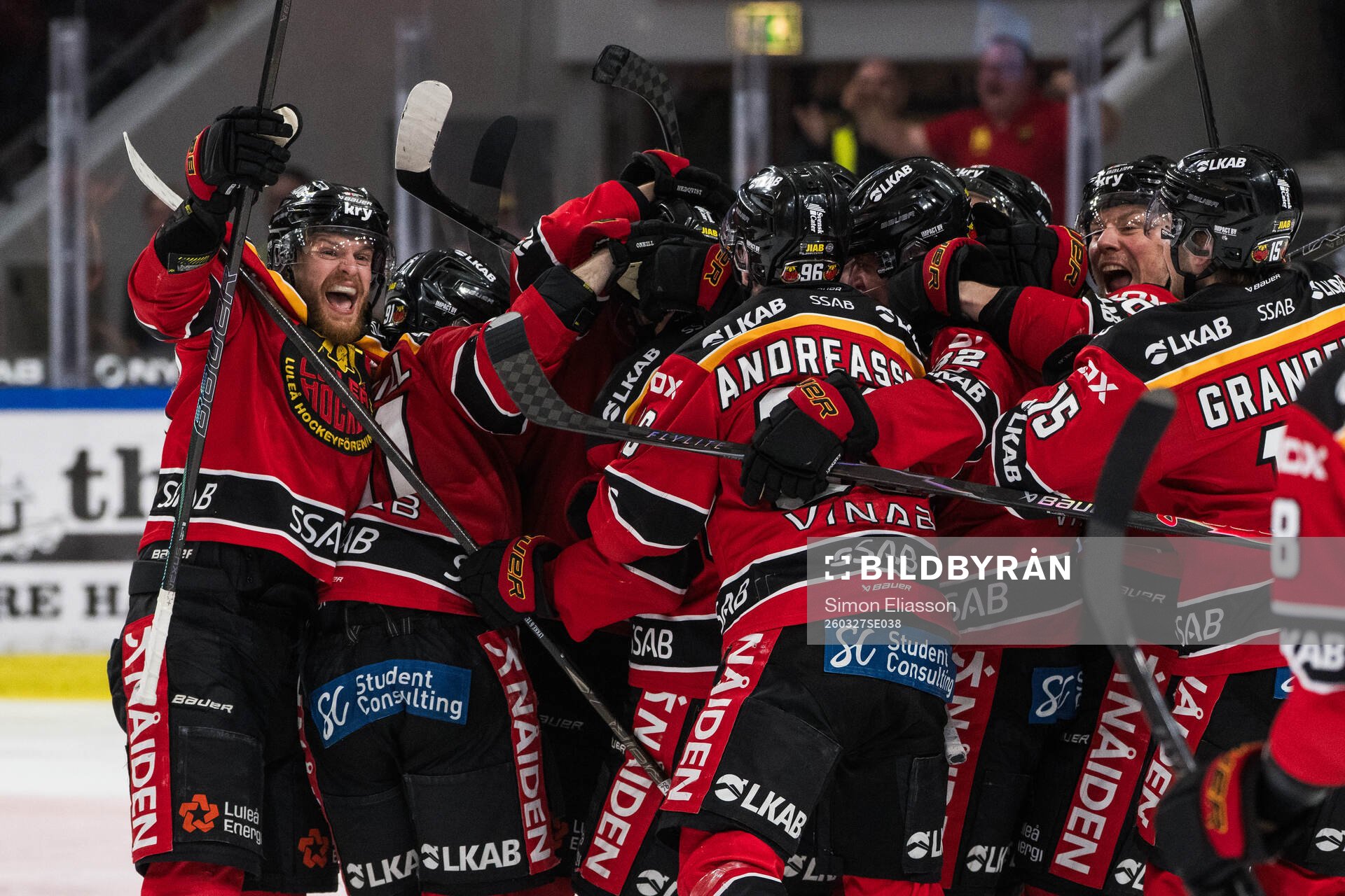 Luleås Brendan Shinnimin jublar med lagkamrater