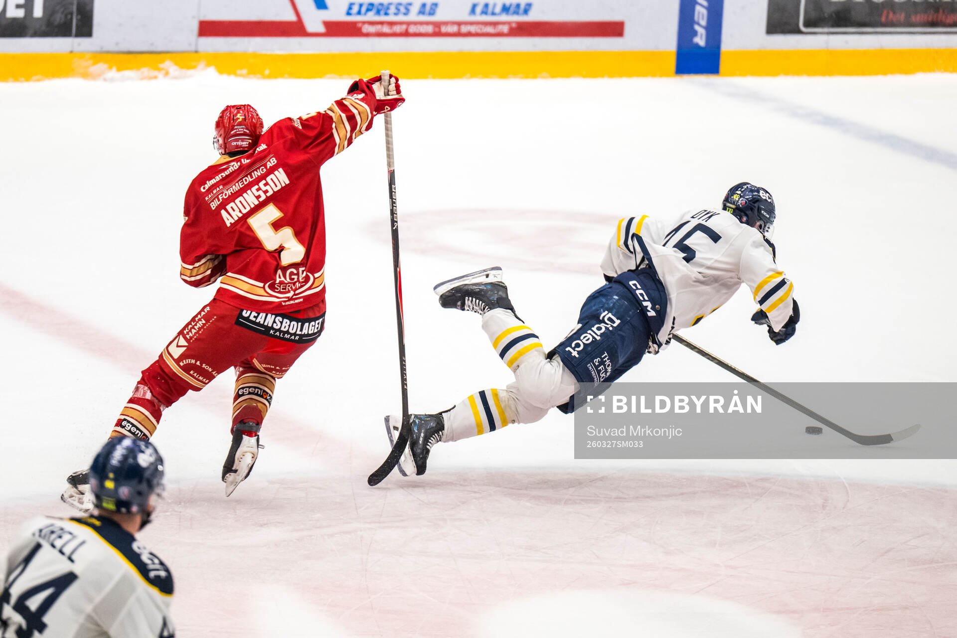 Kalmars Tobias Aronsson och Södertäljes Sebastian Dyk