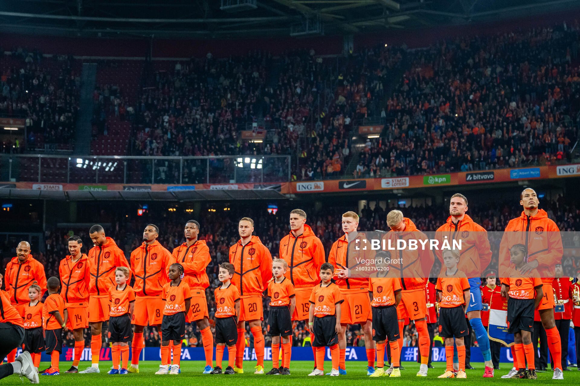 Virgil van Dijk and players of Netherlands line up