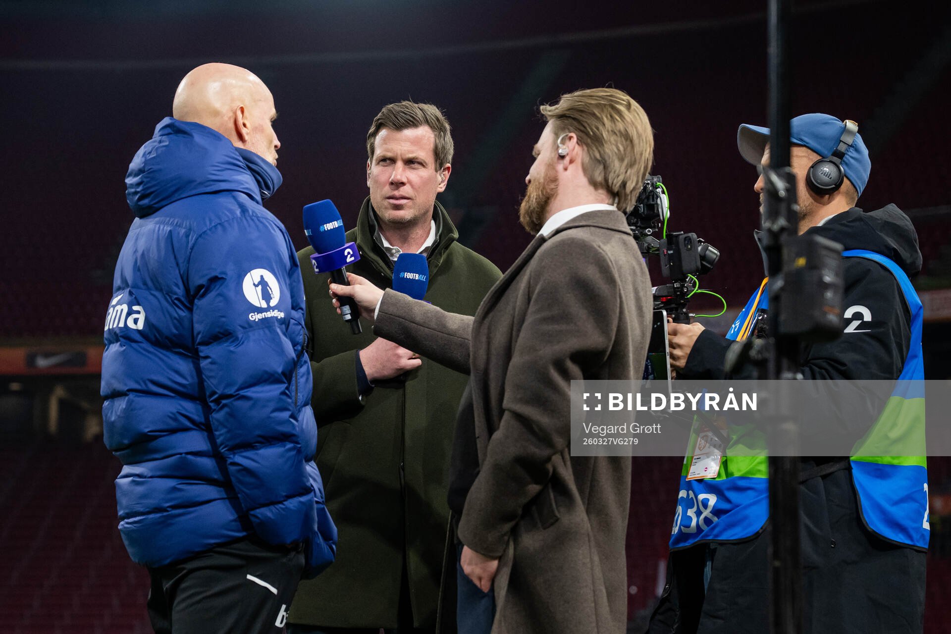 Ståle Solbakken, head coach of Norway, talks to Jesper