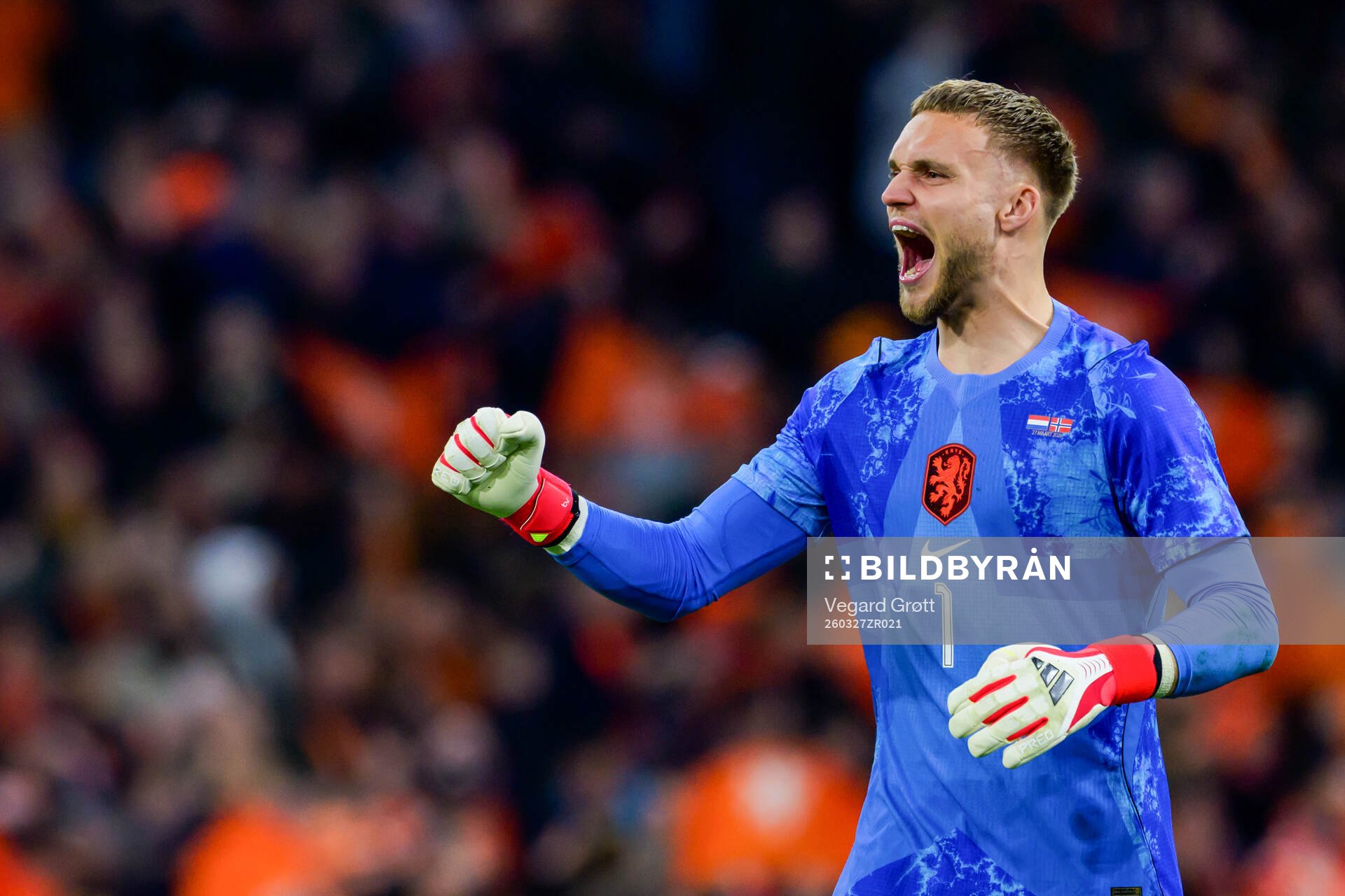 Goalkeeper Bart Verbruggen of Netherlands celebrates