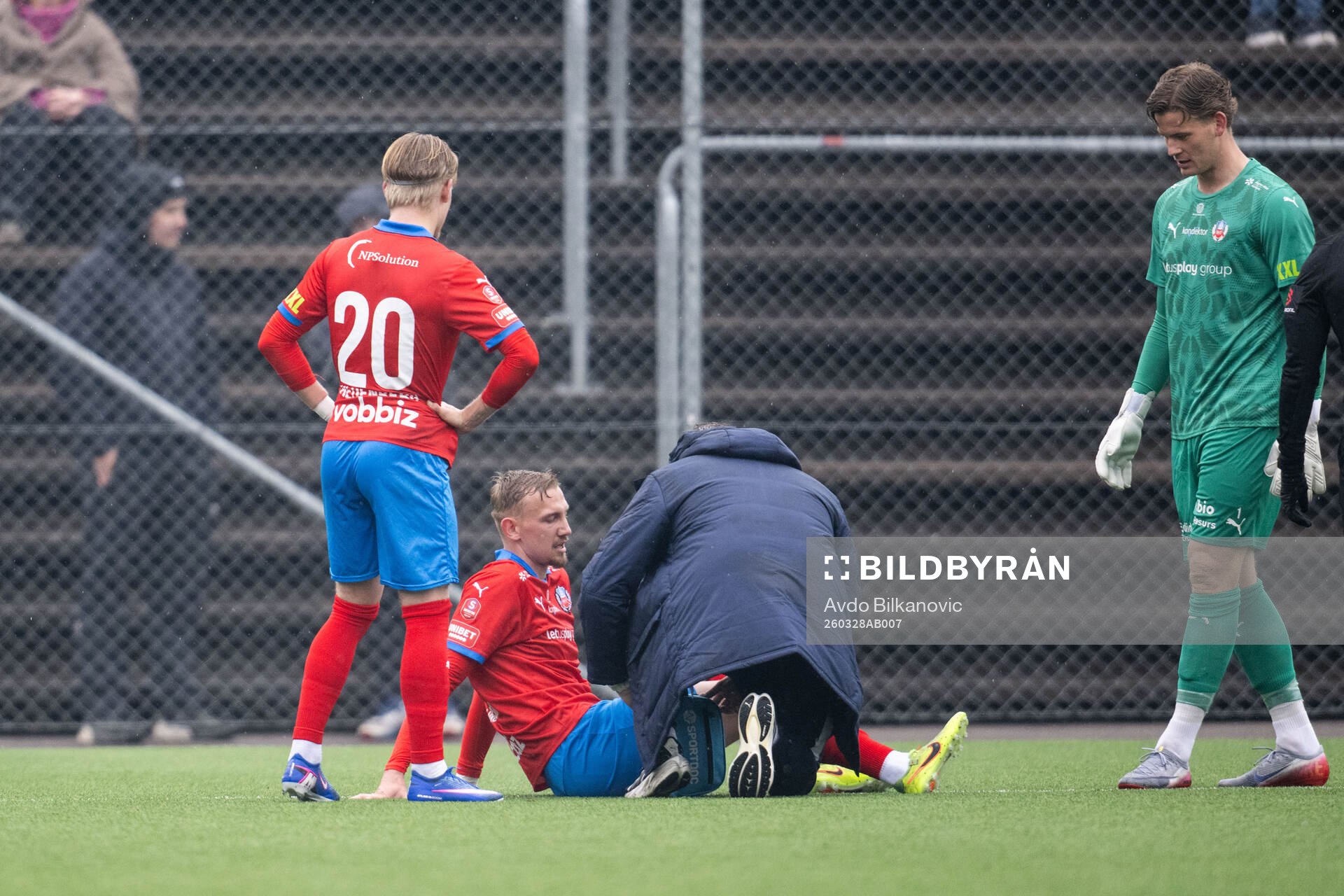 Helsingborgs Jakob Voelkerling Persson får vård