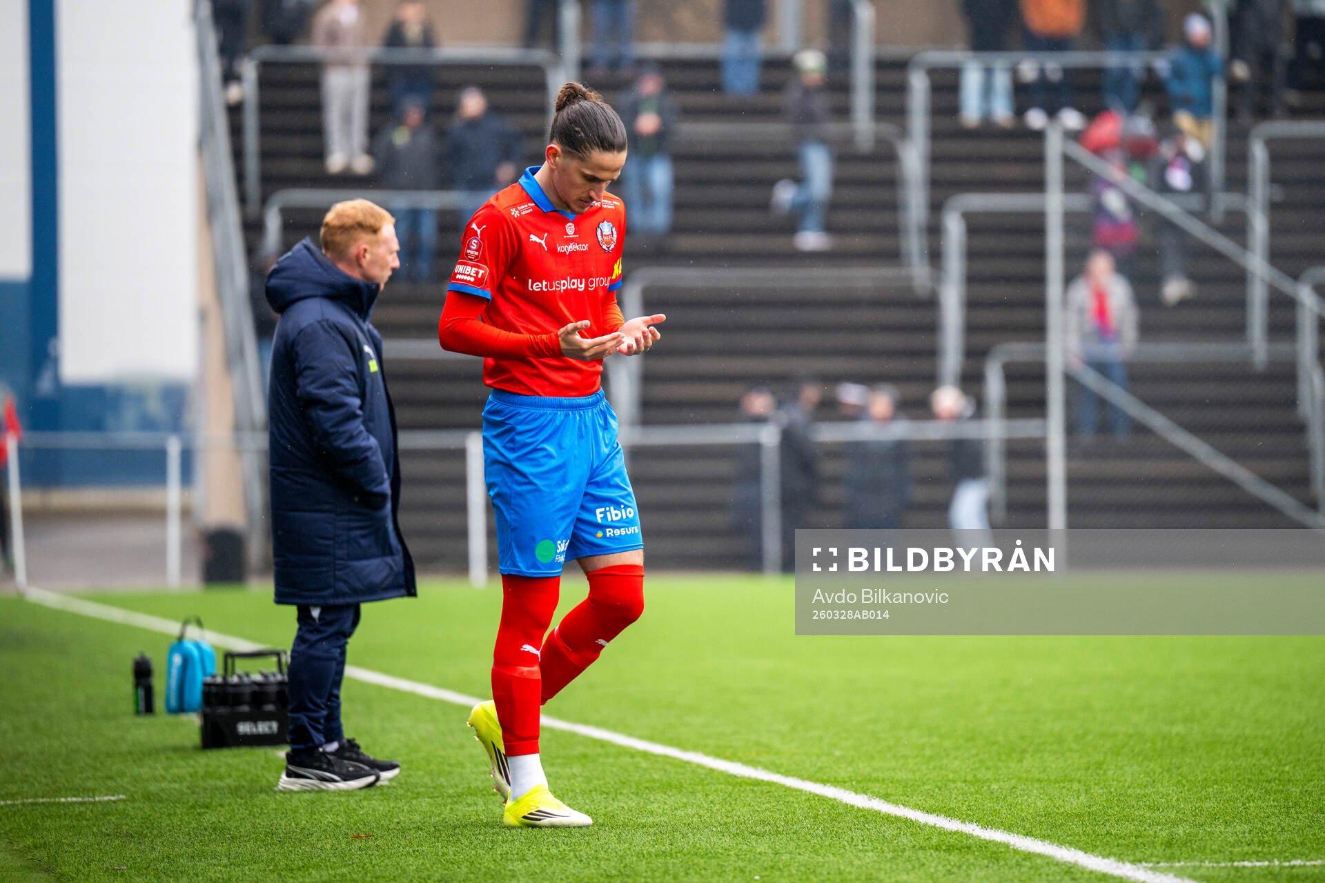 Helsingborgs Ervin Gigovic gör sig redo att hoppa in