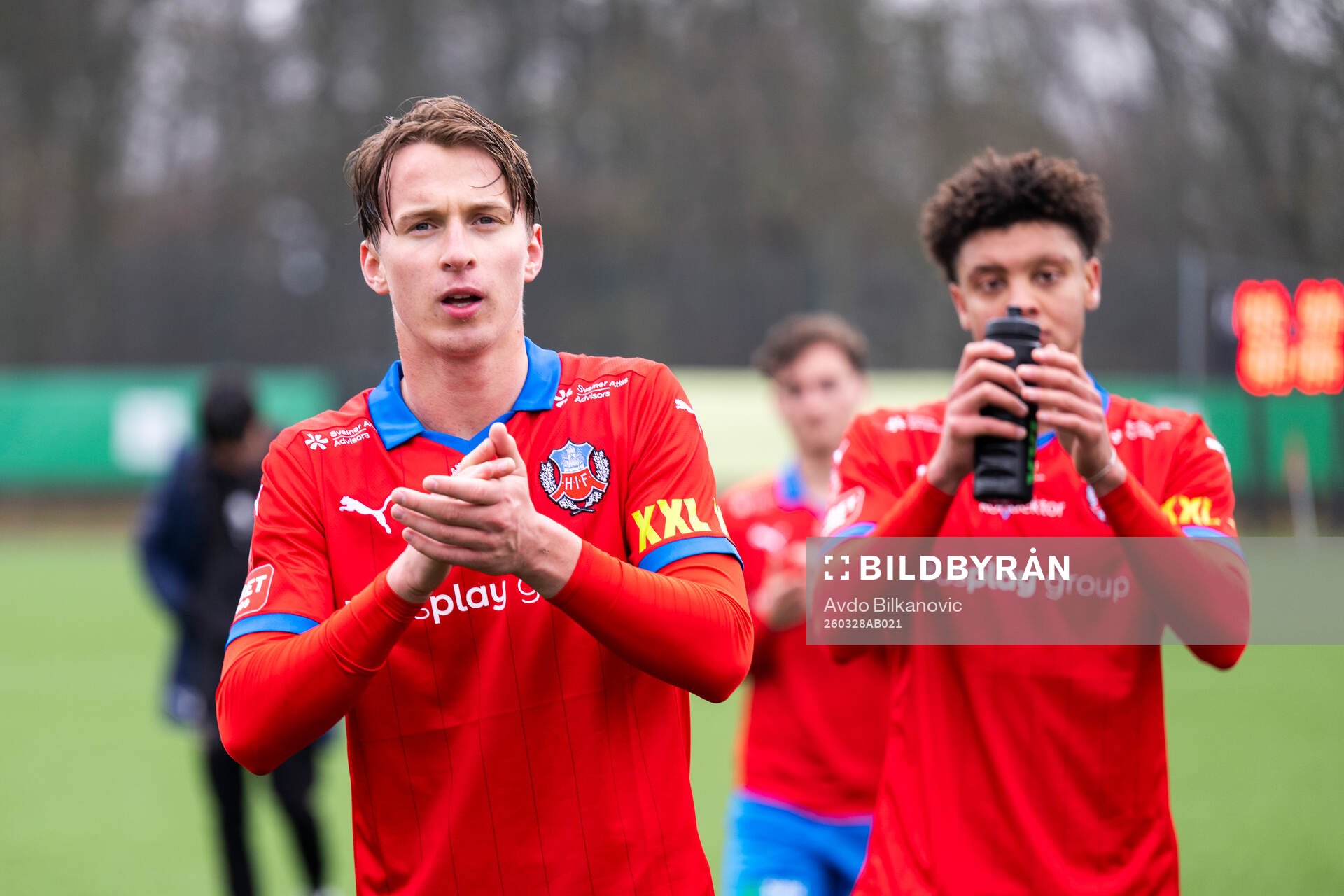 Helsingborgs Lukas Kjellnäs tackar publiken