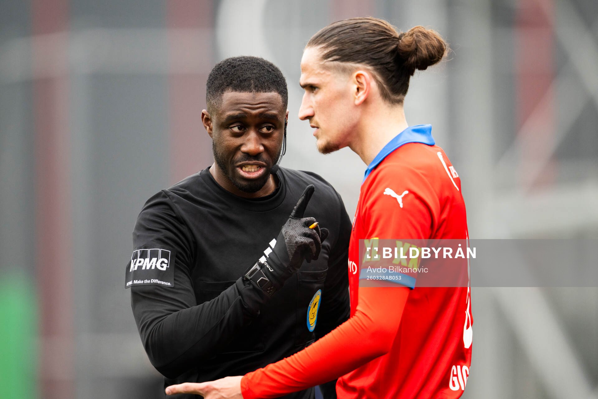 Helsingborgs Ervin Gigovic och Domare Fredrik Oppong