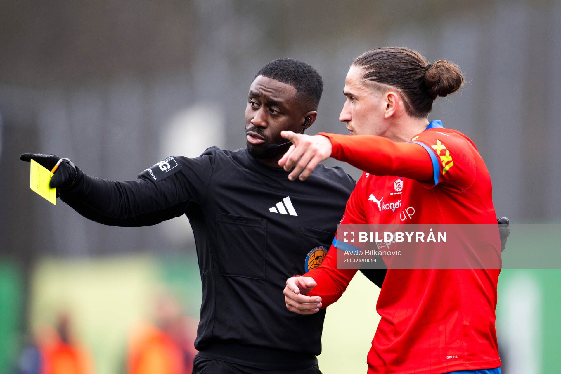 Helsingborgs Ervin Gigovic och Domare Fredrik Oppong